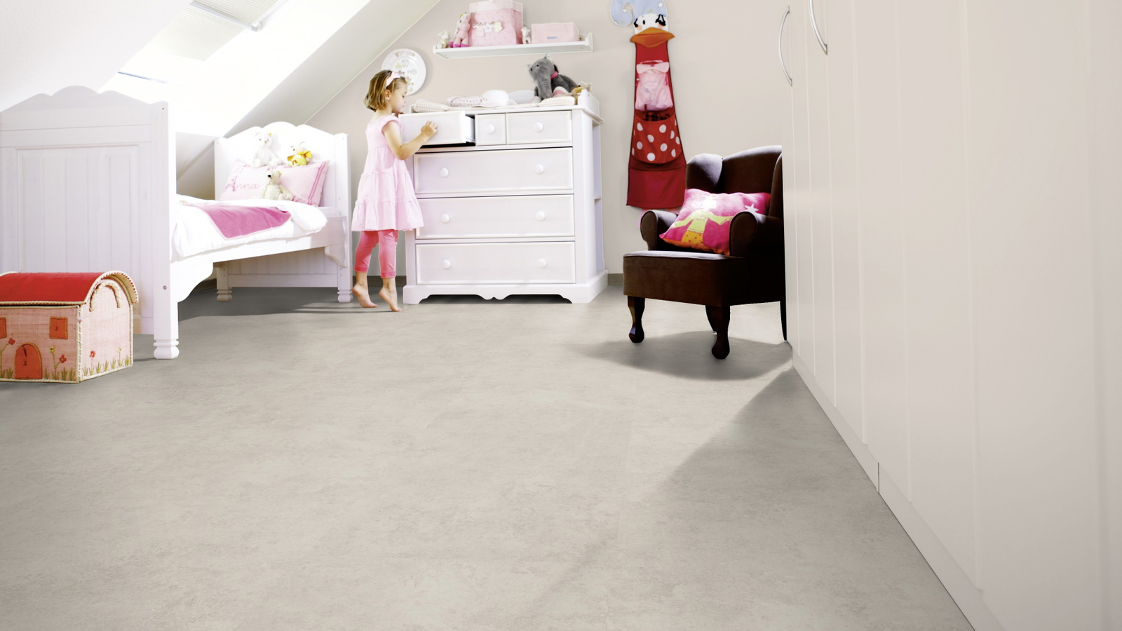 Milieubild Kinderzimmer mit weißer Kommode - wineo PL116R