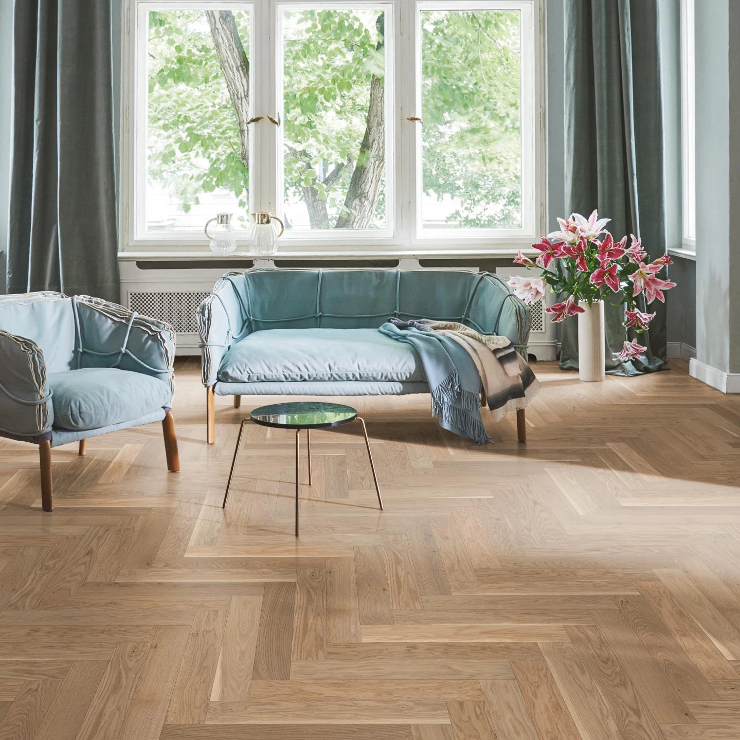 Milieubild Wohnzimmer in Stadtwohnung - Parador Parkett Trendtime 3 Eiche cream Milieubild Wohnzimmer in Stadtwohnung - Parador 1739932