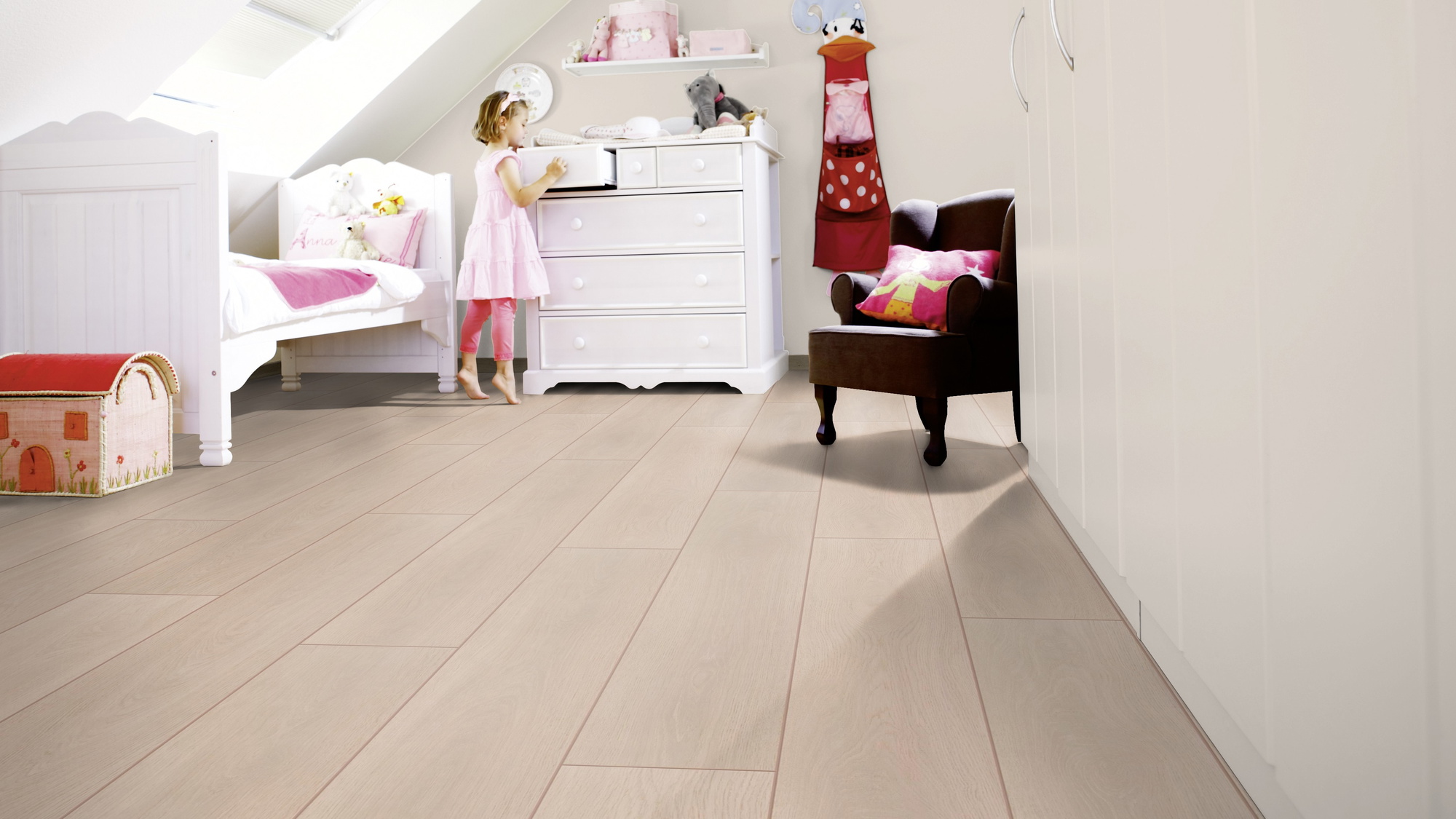 Milieubild Kinderzimmer mit weißer Kommode - wineo Klick-Bioboden PURLINE wineo 1000 wood XL Calm Oak Bright Milieubild Kinderzimmer mit weißer Kommode - wineo PLC305R
