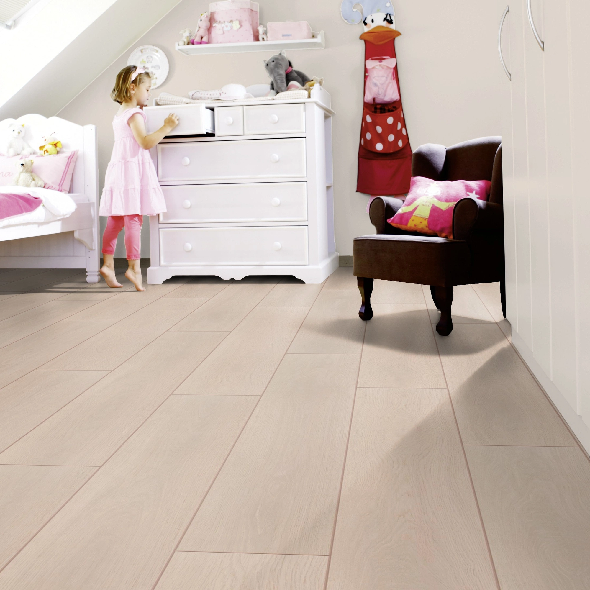 Milieubild Kinderzimmer mit weißer Kommode - wineo Klick-Bioboden PURLINE wineo 1000 wood XL Calm Oak Bright Milieubild Kinderzimmer mit weißer Kommode - wineo PLC305R
