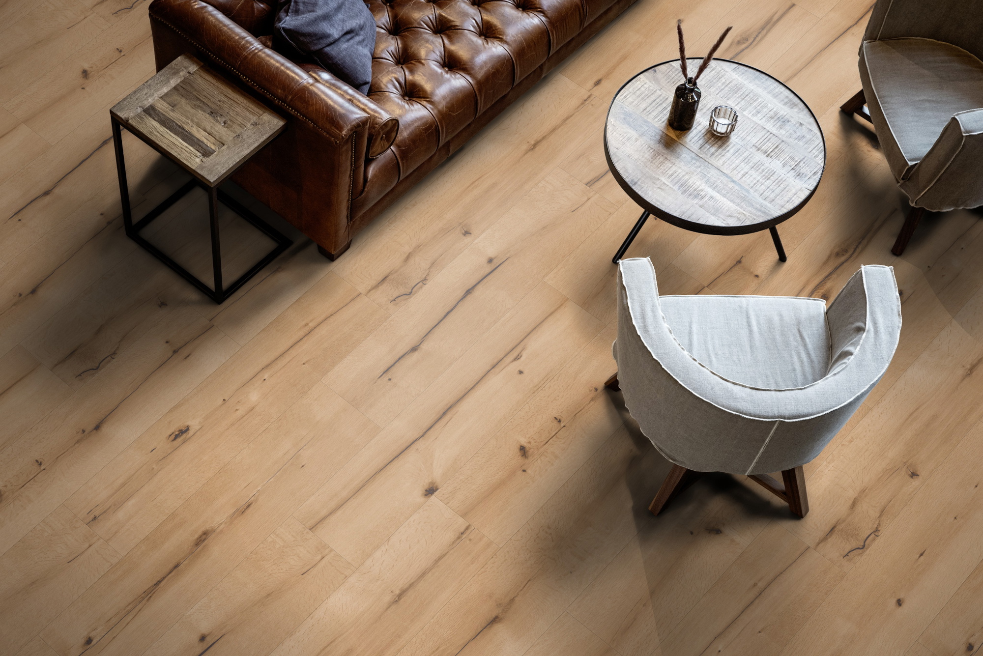 Milieubild Wohnzimmer mit Ledersofa - Blick von oben - ter Hürne Laminat Trend Edition Eiche Art Deco Milieubild Wohnzimmer mit Ledersofa - Blick von oben - ter Hürne 1101021826