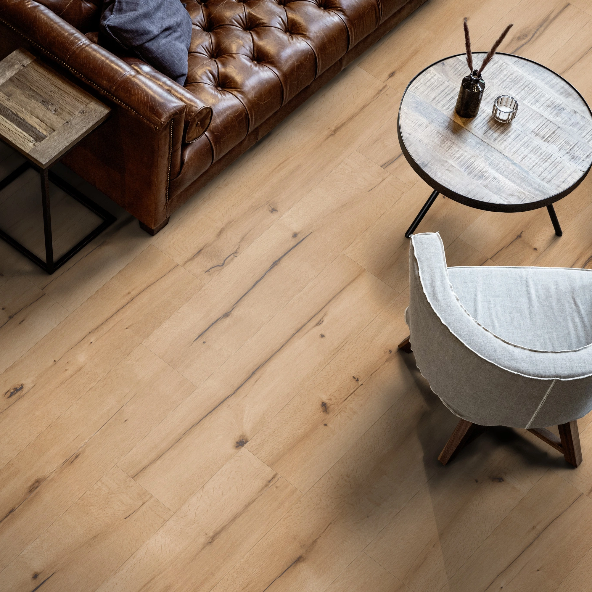 Milieubild Wohnzimmer mit Ledersofa - Blick von oben - ter Hürne Laminat Trend Edition Eiche Art Deco Milieubild Wohnzimmer mit Ledersofa - Blick von oben - ter Hürne 1101021826