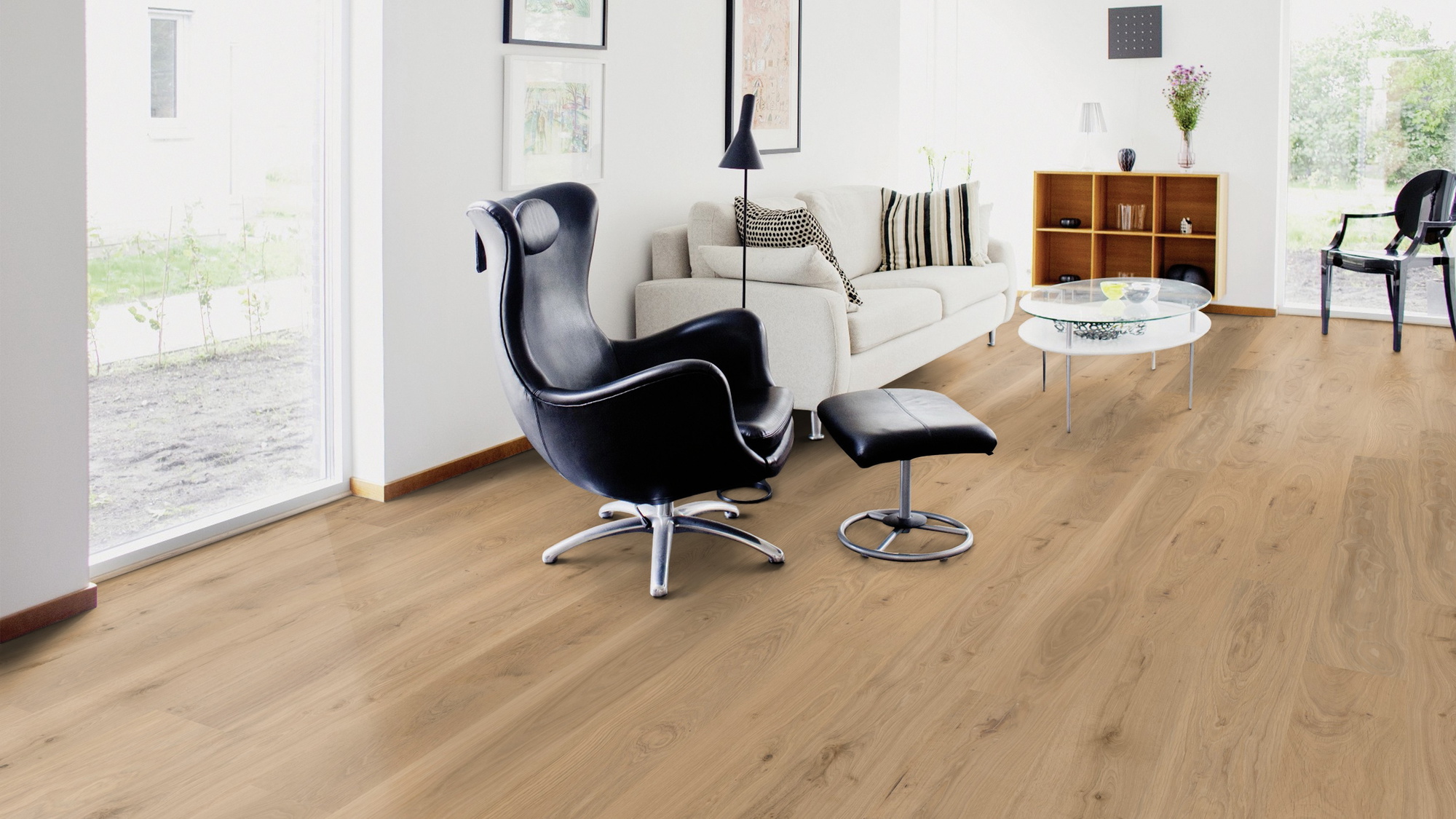 Milieubild Wohnzimmer mit Sessel und bodentiefem Fenster - Wicanders Wise HDF Klick-Designboden wood Natural XL Natural Oak Almond Milieubild Wohnzimmer mit Sessel und bodentiefem Fenster - Wicanders Wise 80003666