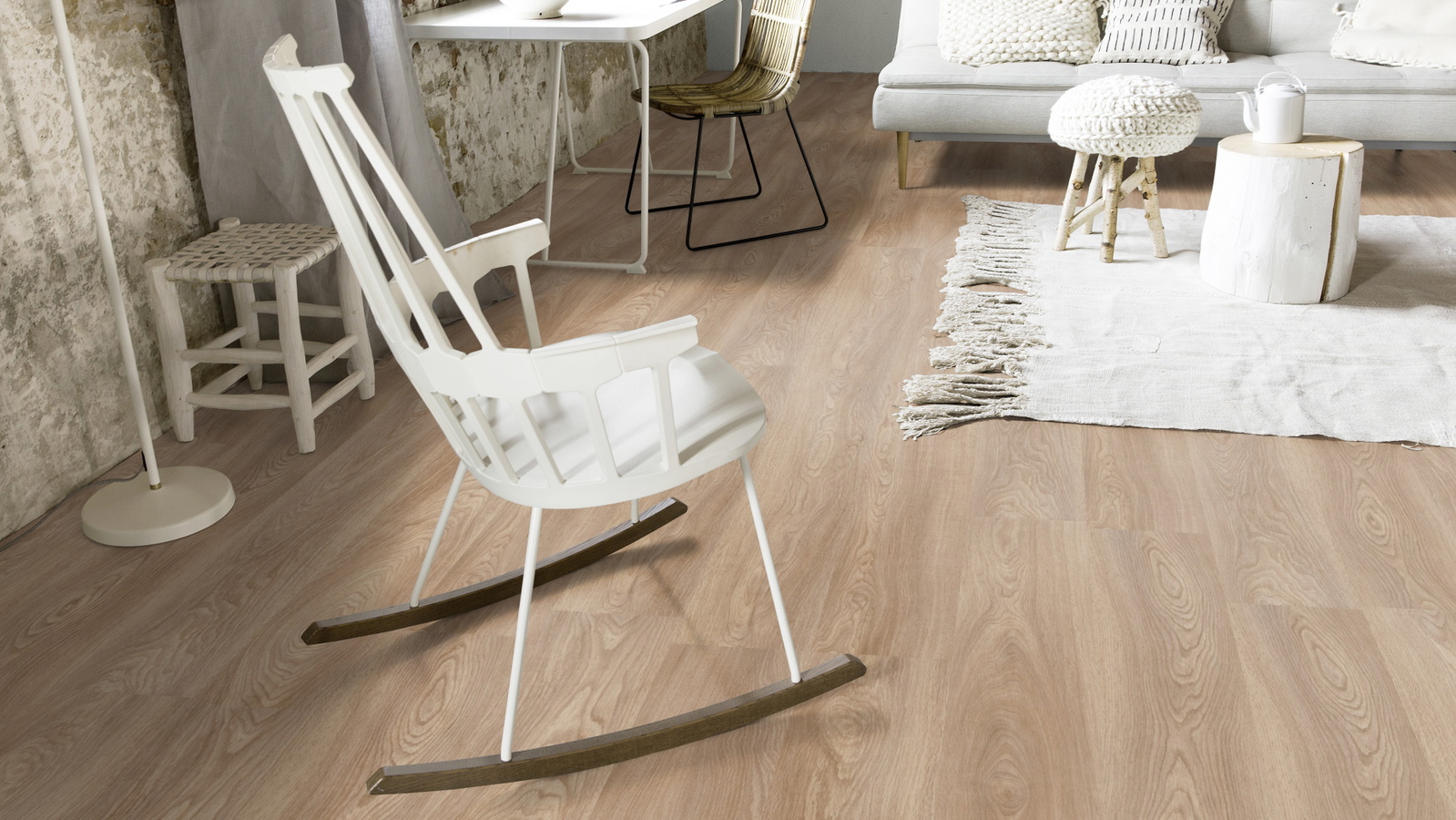 Milieubild Wohnzimmer mit Schaukelstuhl im skandinavischen Stil - Forbo Flooring 243560