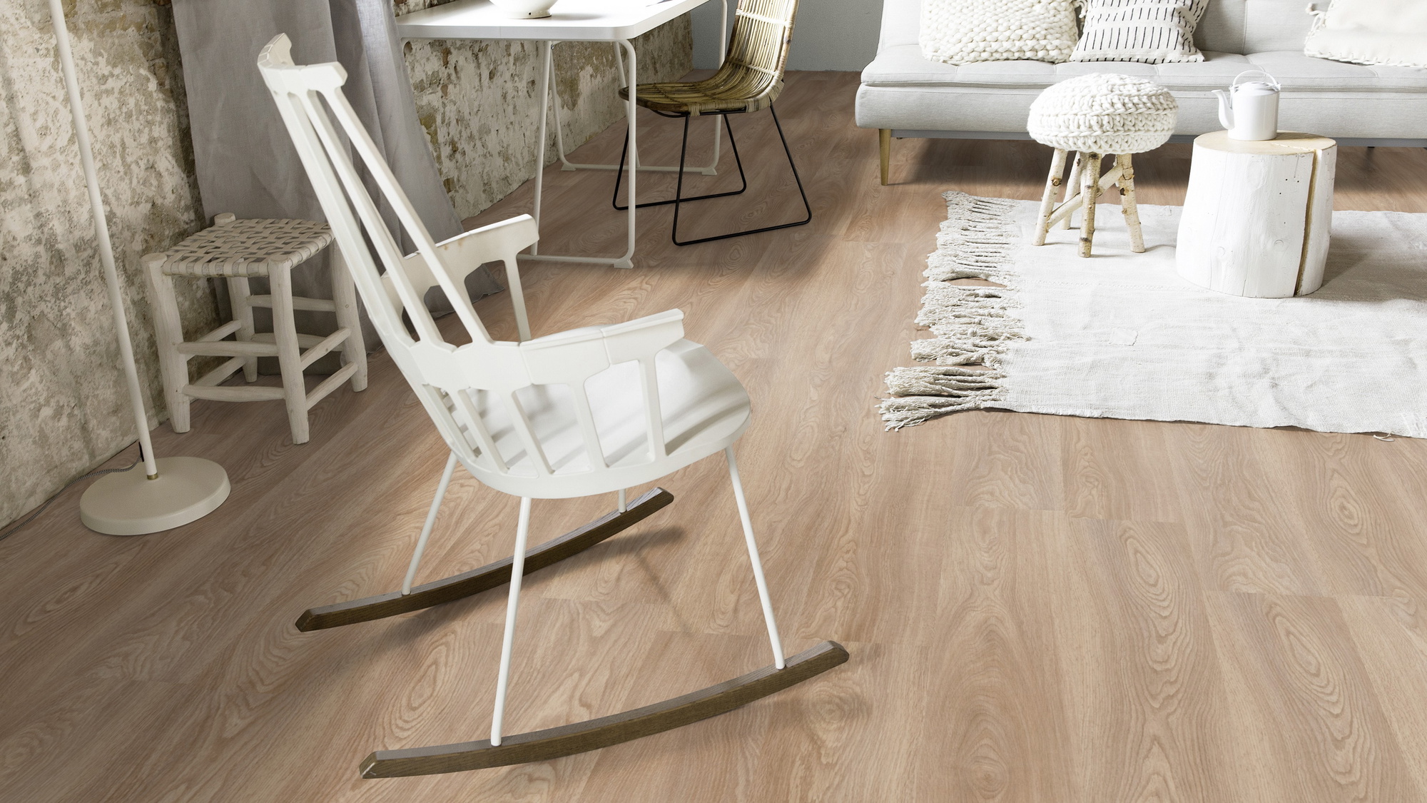 Milieubild Wohnzimmer mit Schaukelstuhl im skandinavischen Stil - Forbo Flooring Klebe-Vinyl Allura Dryback 0.55 Wood Natural Serene Oak Milieubild Wohnzimmer mit Schaukelstuhl im skandinavischen Stil - Forbo Flooring 243560