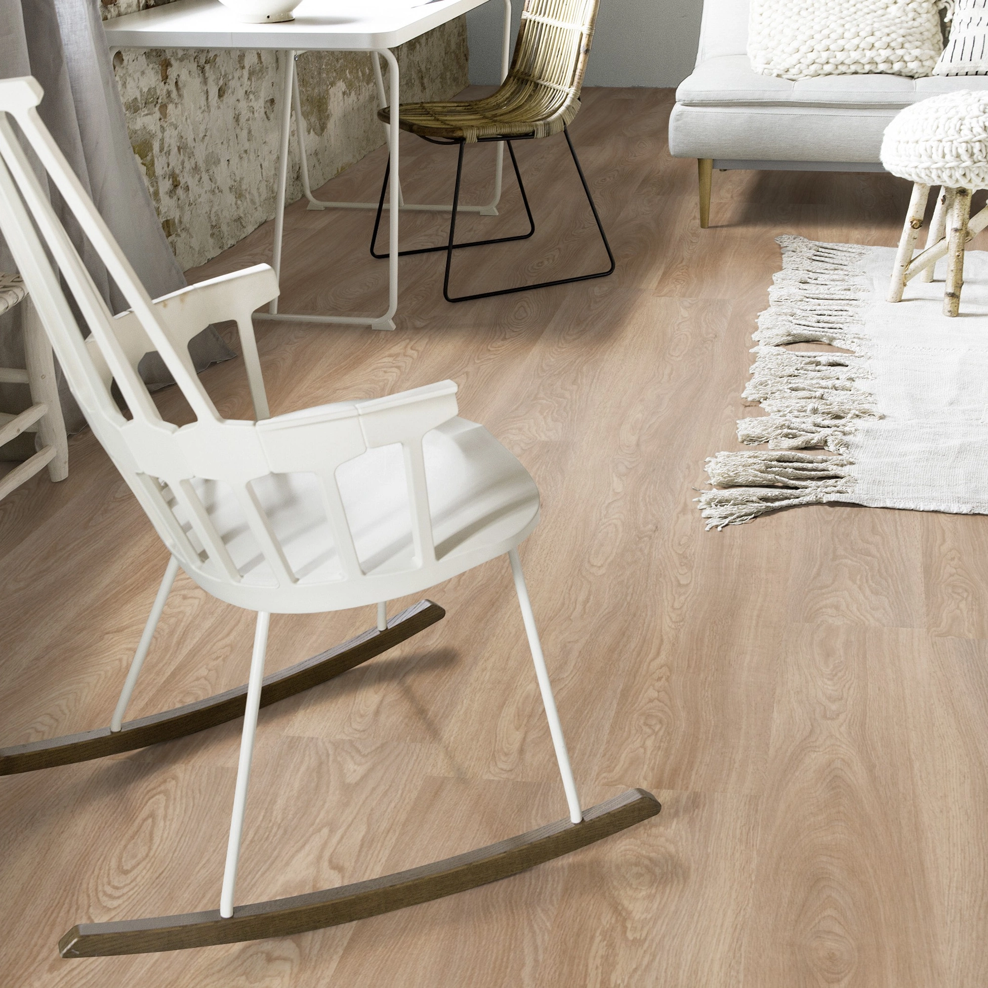 Milieubild Wohnzimmer mit Schaukelstuhl im skandinavischen Stil - Forbo Flooring Klebe-Vinyl Allura Dryback 0.55 Wood Natural Serene Oak Milieubild Wohnzimmer mit Schaukelstuhl im skandinavischen Stil - Forbo Flooring 243560