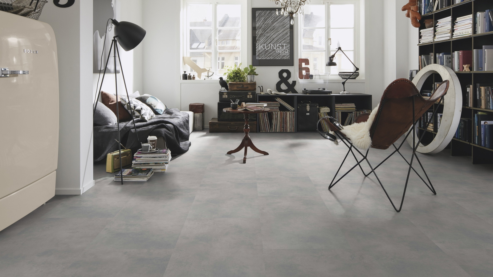 Milieubild Kompaktes Wohnzimmer mit Bücherregal - wineo PL15401SXL