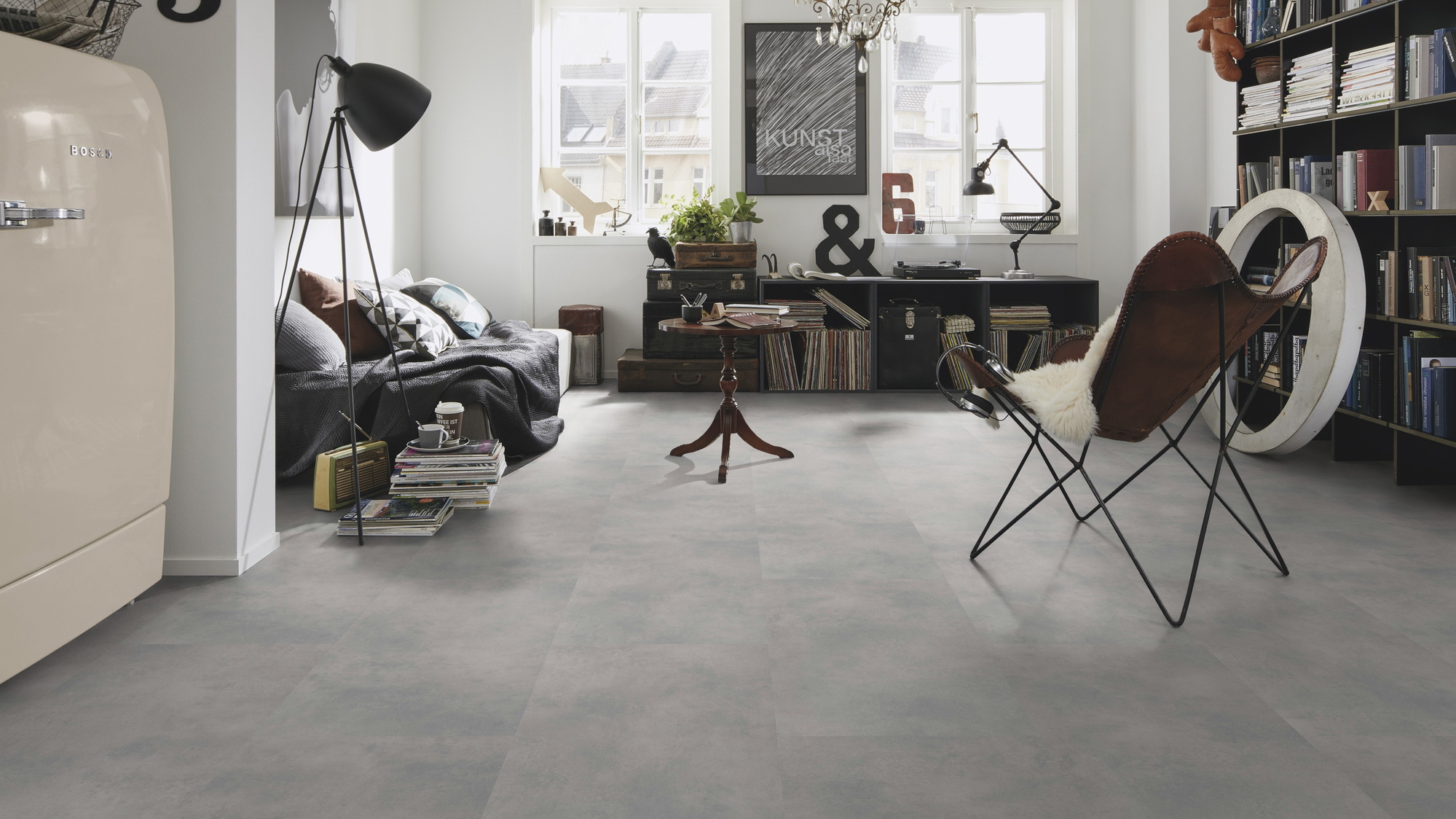 Milieubild Kompaktes Wohnzimmer mit Bücherregal - wineo Klebe-Bioboden PURLINE wineo 1500 stone XL Loft Concrete Grey Milieubild Kompaktes Wohnzimmer mit Bücherregal - wineo PL15401SXL