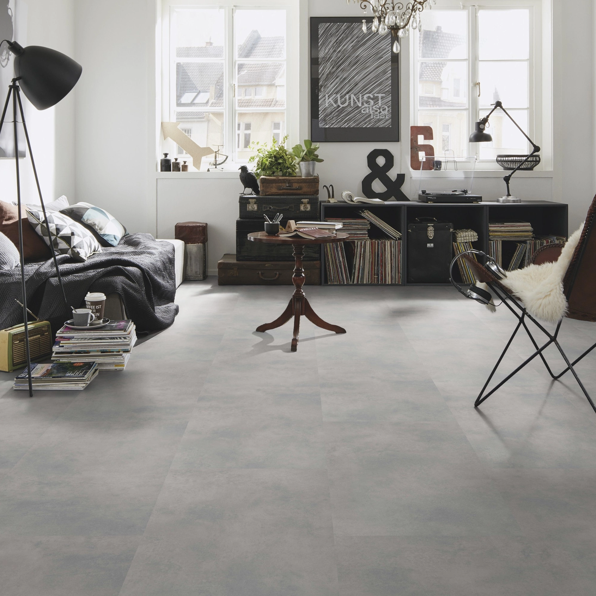 Milieubild Kompaktes Wohnzimmer mit Bücherregal - wineo Klebe-Bioboden PURLINE wineo 1500 stone XL Loft Concrete Grey Milieubild Kompaktes Wohnzimmer mit Bücherregal - wineo PL15401SXL