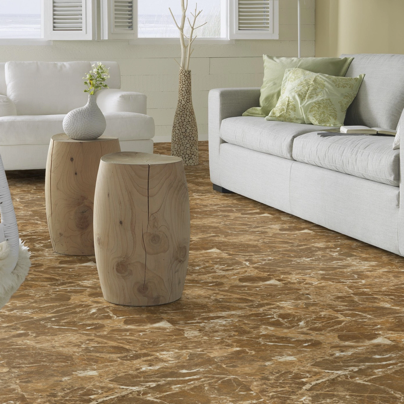 Milieubild Modernes, freundliches Wohnzimmer mit Sofa - Forbo Flooring Klebe-Vinyl Allura Dryback 0.55 Material Ochre Marble Milieubild Modernes, freundliches Wohnzimmer mit Sofa - Forbo Flooring 243645