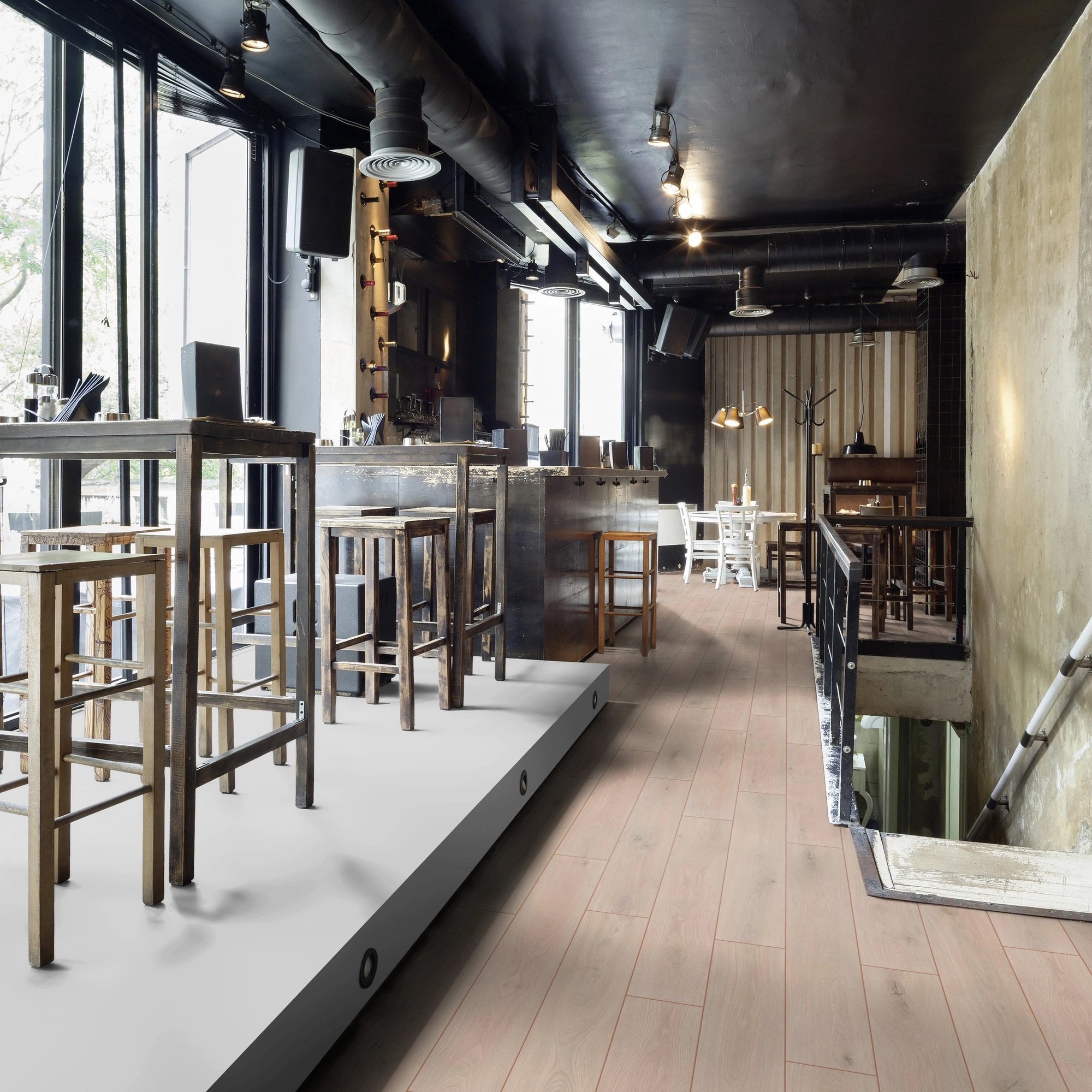Milieubild Restaurant - Bar mit Tischen und Hockern - wineo HDF Klick-Bioboden PURLINE wineo 1000 wood XL Noble Oak Powder Milieubild Restaurant - Bar mit Tischen und Hockern - wineo MLP309R