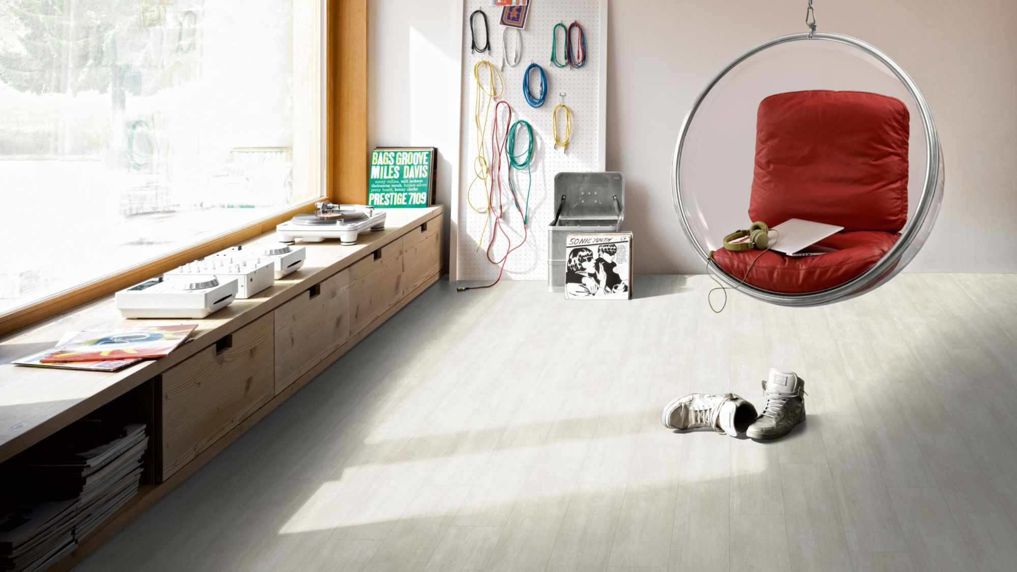 Milieubild Musikzimmer mit Plattenspieler - Parador HDF Klick-Designboden Modular ONE Eiche Nordic weiß Milieubild Musikzimmer mit Plattenspieler - Parador 1744547