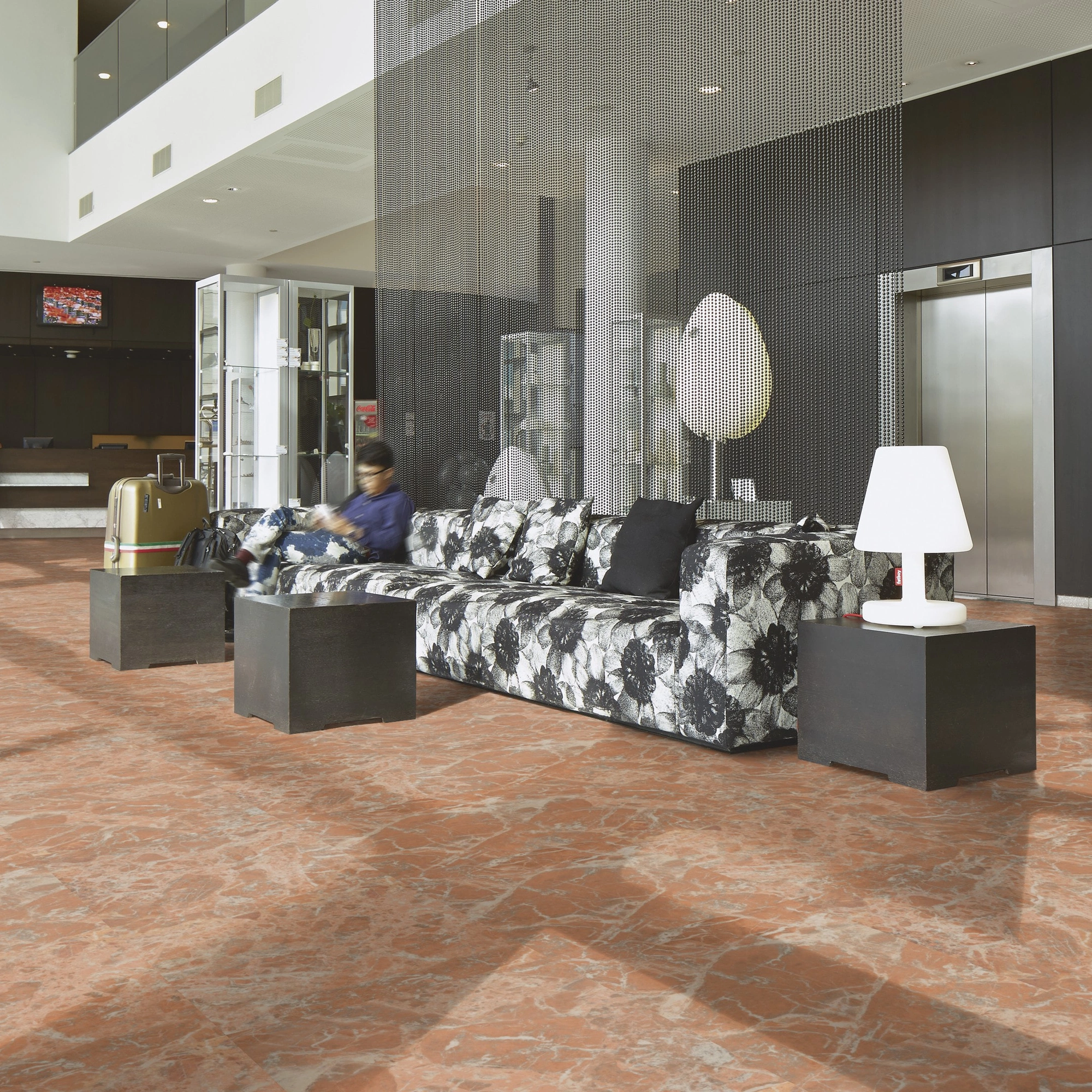 Milieubild Hotellobby mit Rezeption - Forbo Flooring Klebe-Vinyl Allura Dryback 0.55 Material Peach Marble Milieubild Hotellobby mit Rezeption - Forbo Flooring 243648