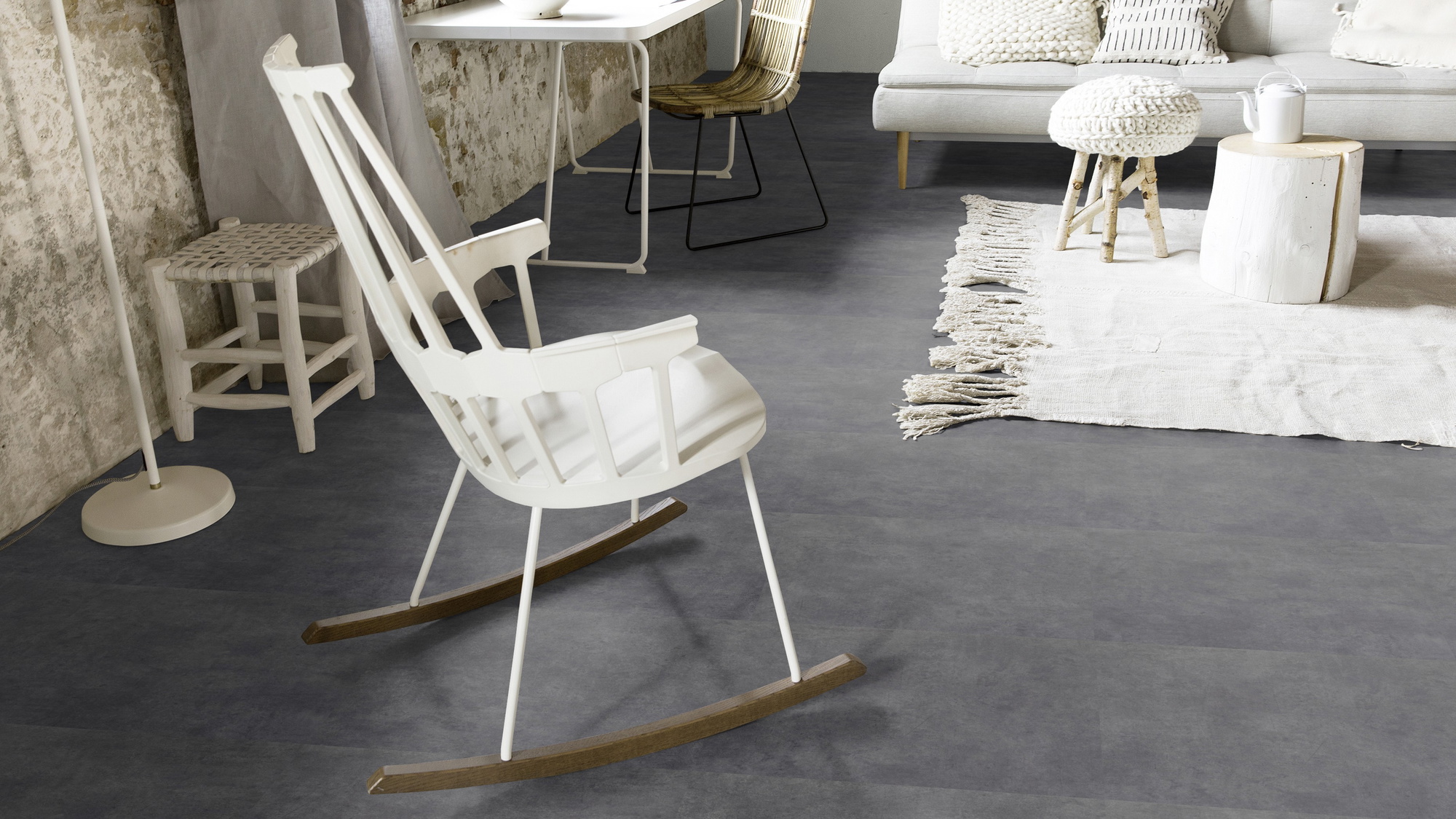 Milieubild Wohnzimmer mit Schaukelstuhl im skandinavischen Stil - Forbo Flooring 220184