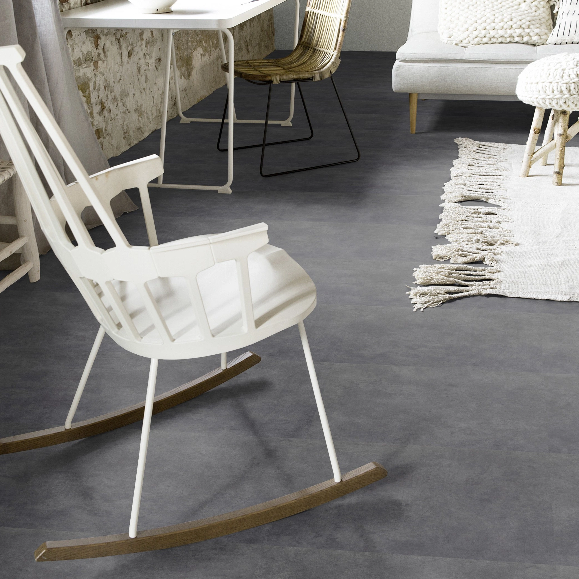 Milieubild Wohnzimmer mit Schaukelstuhl im skandinavischen Stil - Forbo Flooring Klebe-Vinyl Allura Dryback 0.55 Material Charcoal Concrete Milieubild Wohnzimmer mit Schaukelstuhl im skandinavischen Stil - Forbo Flooring 220184
