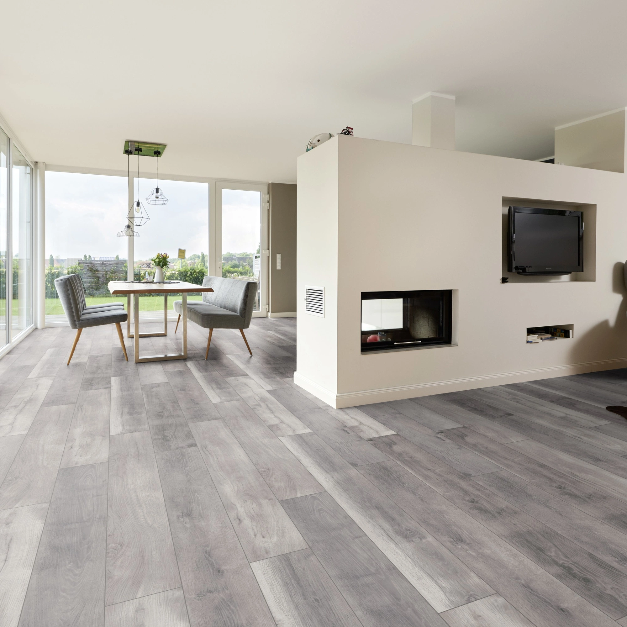 Milieubild Wohnzimmer mit Essbereich und Kamin - ter Hürne Klick-Designboden Dureco Strong Classic Edition Eiche Barbados Milieubild Wohnzimmer mit Essbereich und Kamin - ter Hürne 1101260050