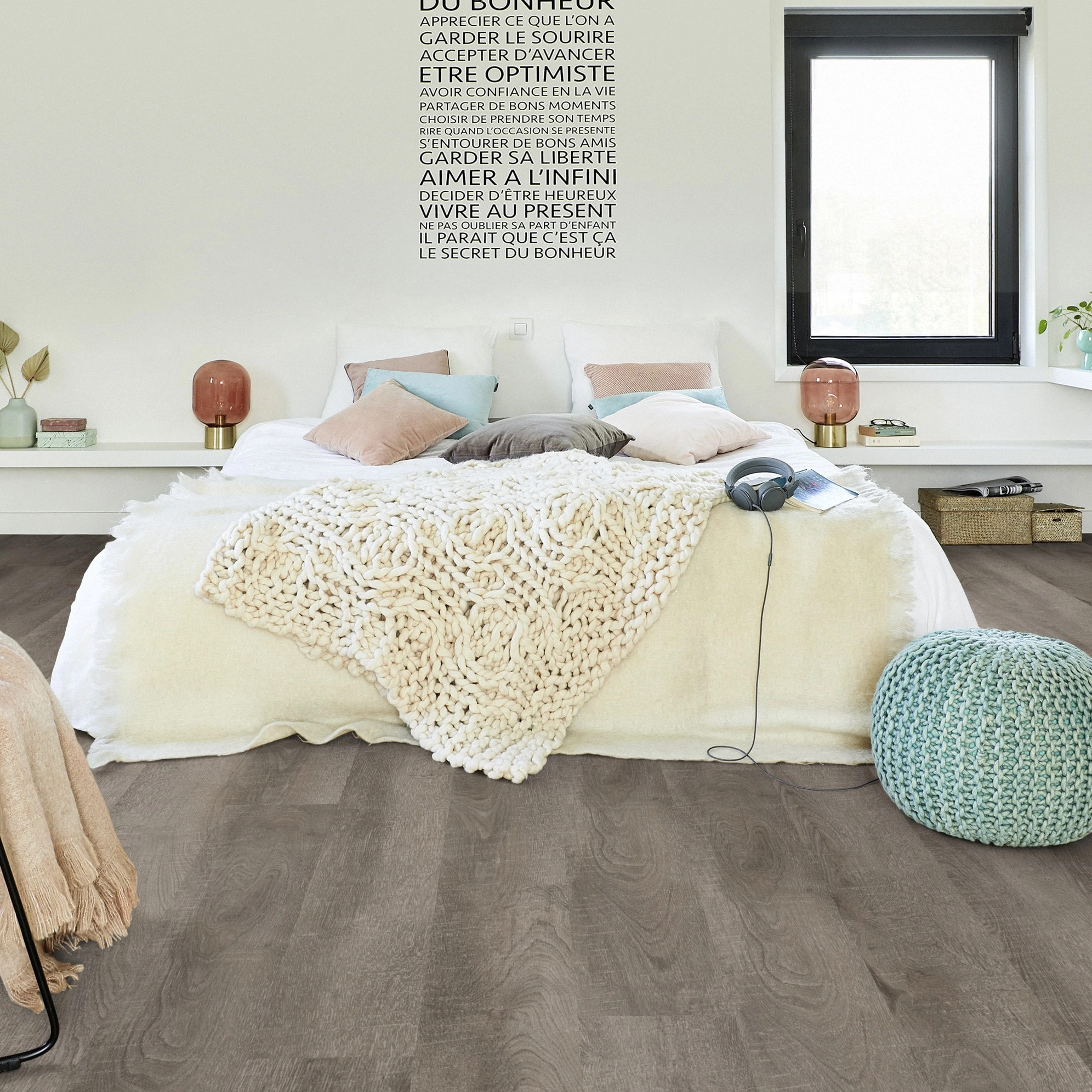 Milieubild Modernes Schlafzimmer - Bett mit Stuhl - Tarkett Klebe-Vinyl iD Inspiration 30 CLASSICS Antik Oak Dark Grey Milieubild Modernes Schlafzimmer - Bett mit Stuhl - Tarkett 24524006