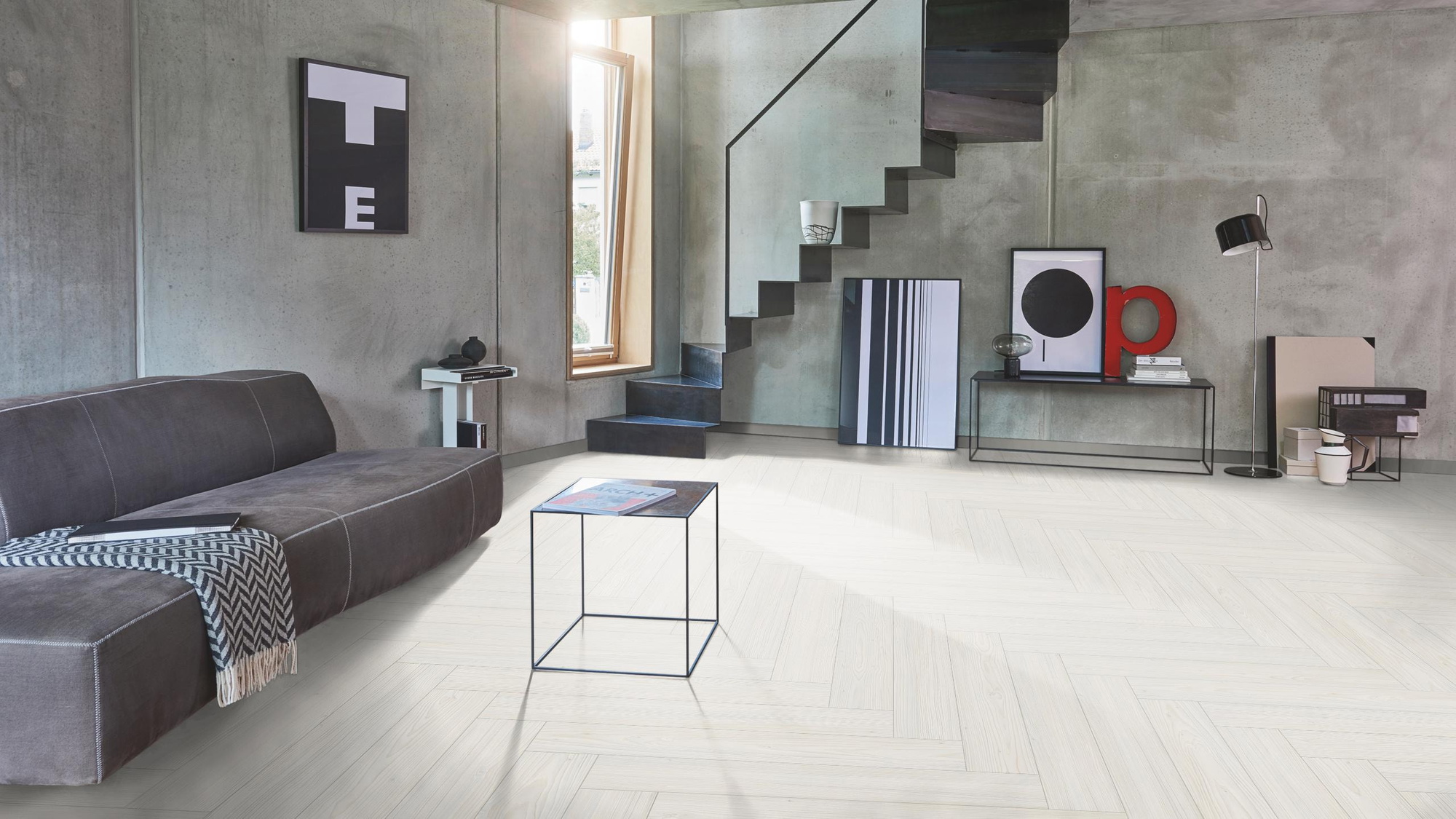 Milieubild Wohnzimmer im modernen Loft-Stil - Parador HDF Klick-Designboden Modular ONE Fischgrät Lärche Apollo weiß Milieubild Wohnzimmer im modernen Loft-Stil - Parador 1748739
