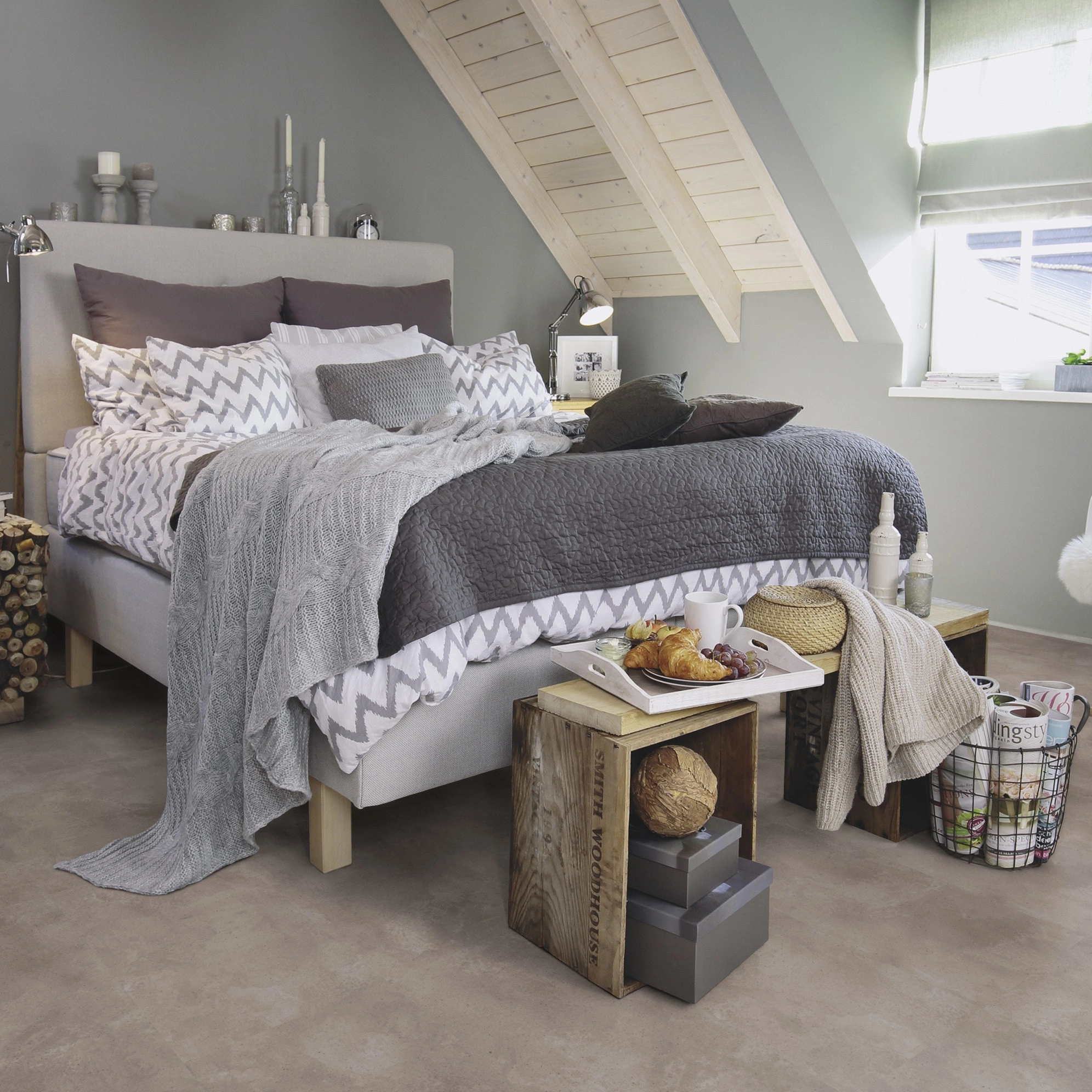 Milieubild Schlafzimmer im modernen Dachgeschoss - wineo Klick-Bioboden PURLINE wineo 1000 stone L Urban Concrete Smoke Milieubild Schlafzimmer im modernen Dachgeschoss - wineo PLC318R