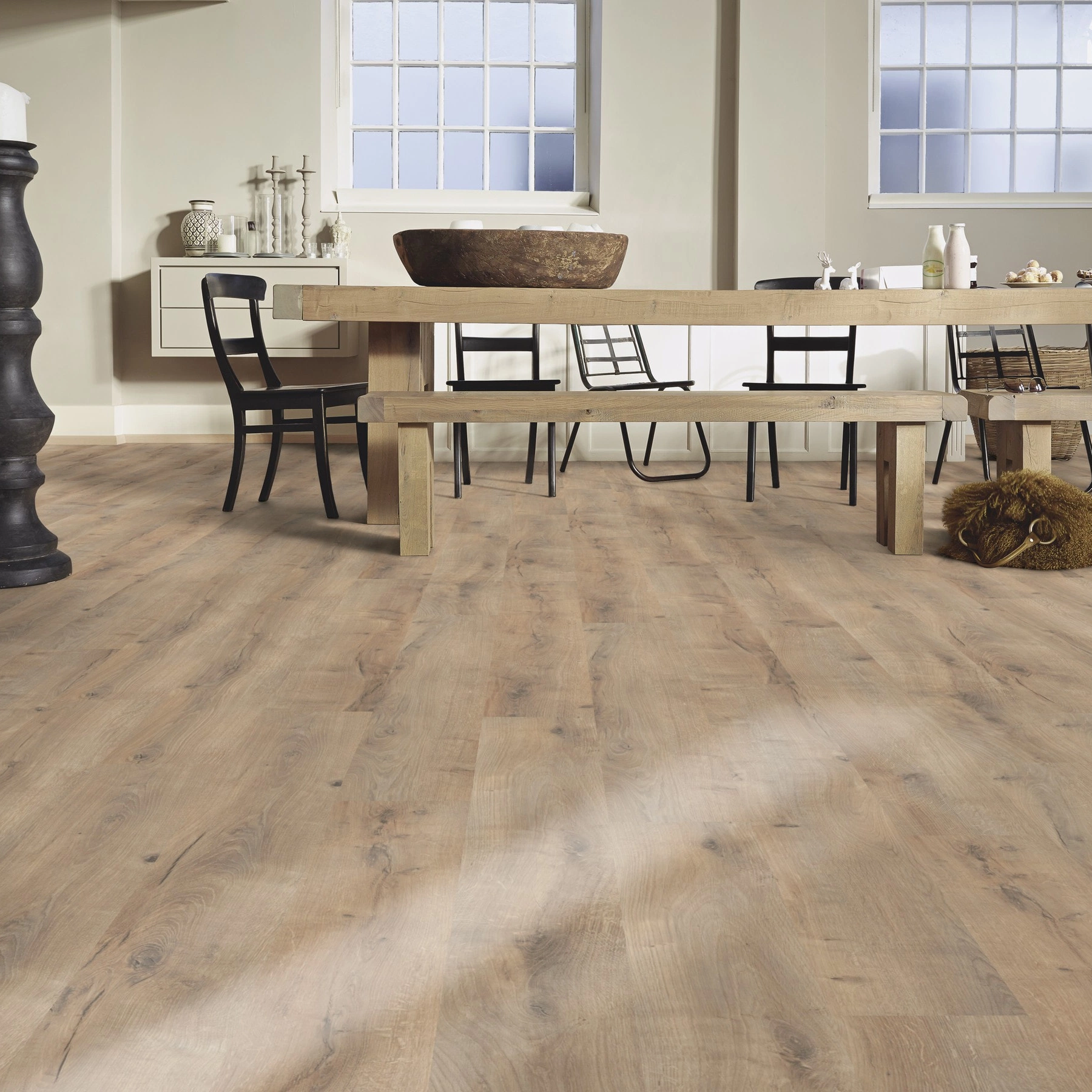 Milieubild Esszimmer mit großem Tisch - MEISTER Laminat LC 55 Risseiche Terra Milieubild Esszimmer mit großem Tisch - MEISTER 600012-1288198-06439