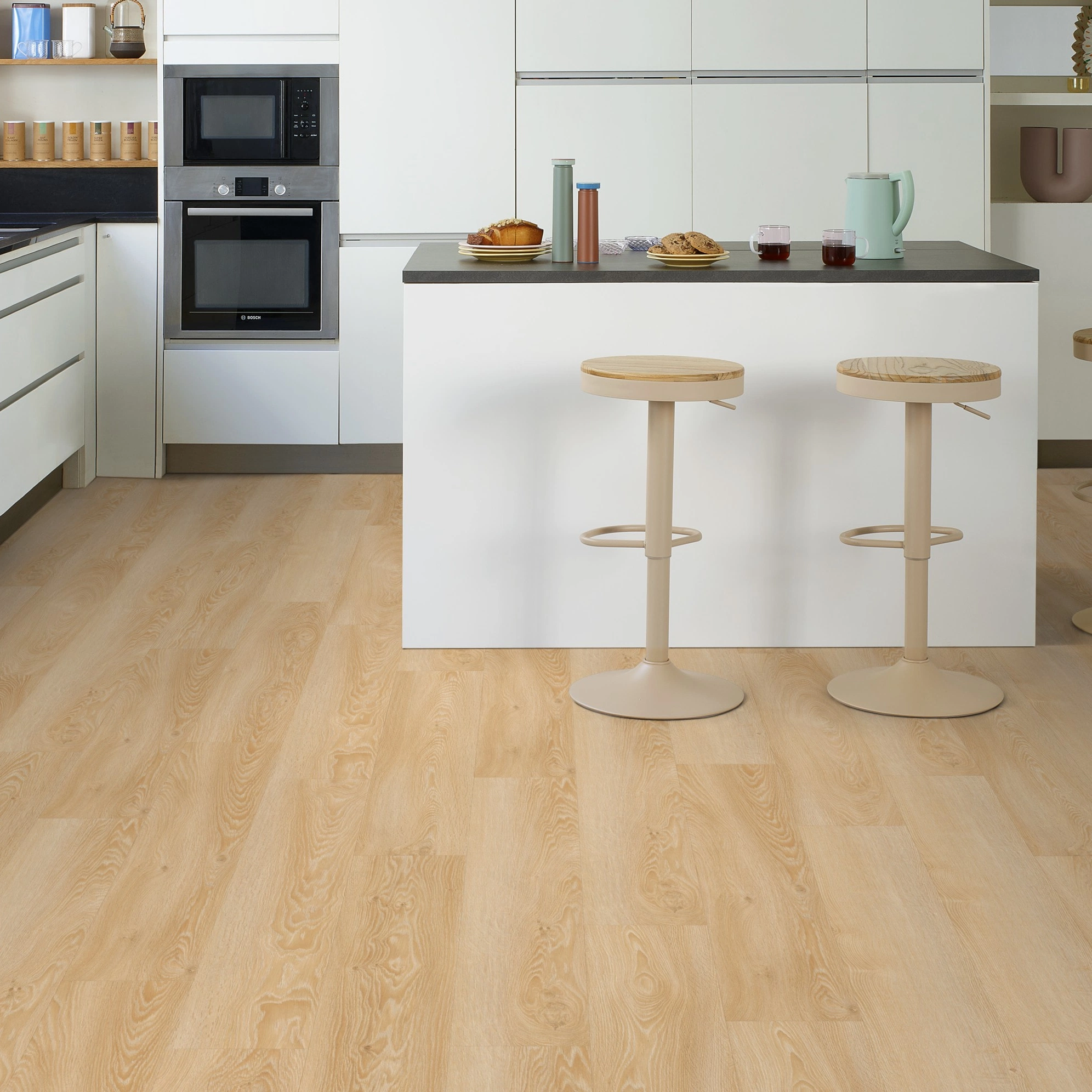 Milieubild Moderne Küche mit Küchenblock - Tarkett Klebe-Vinyl Essence 30 Cool Oak Classical Milieubild Moderne Küche mit Küchenblock - Tarkett 260055001