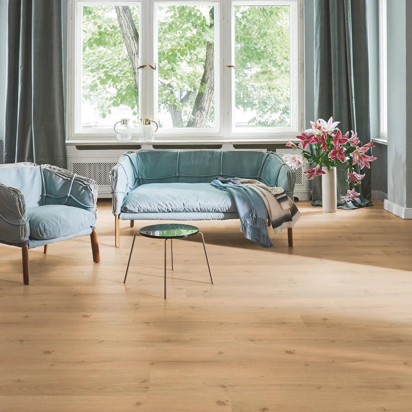 Milieubild Wohnzimmer in Stadtwohnung - Parador Klebe-Vinyl Basic 2.0 Eiche Infinity natur Milieubild Wohnzimmer in Stadtwohnung - Parador 1730799