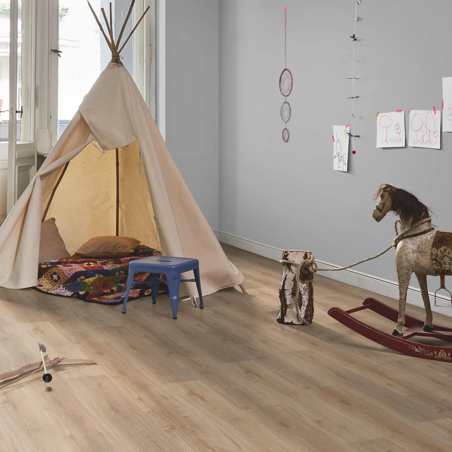 Milieubild Kinderzimmer in Stadtwohnung - Parador Klebe-Vinyl Classic 2025 Eiche Royal hell gekälkt Milieubild Kinderzimmer in Stadtwohnung - Parador 1748870