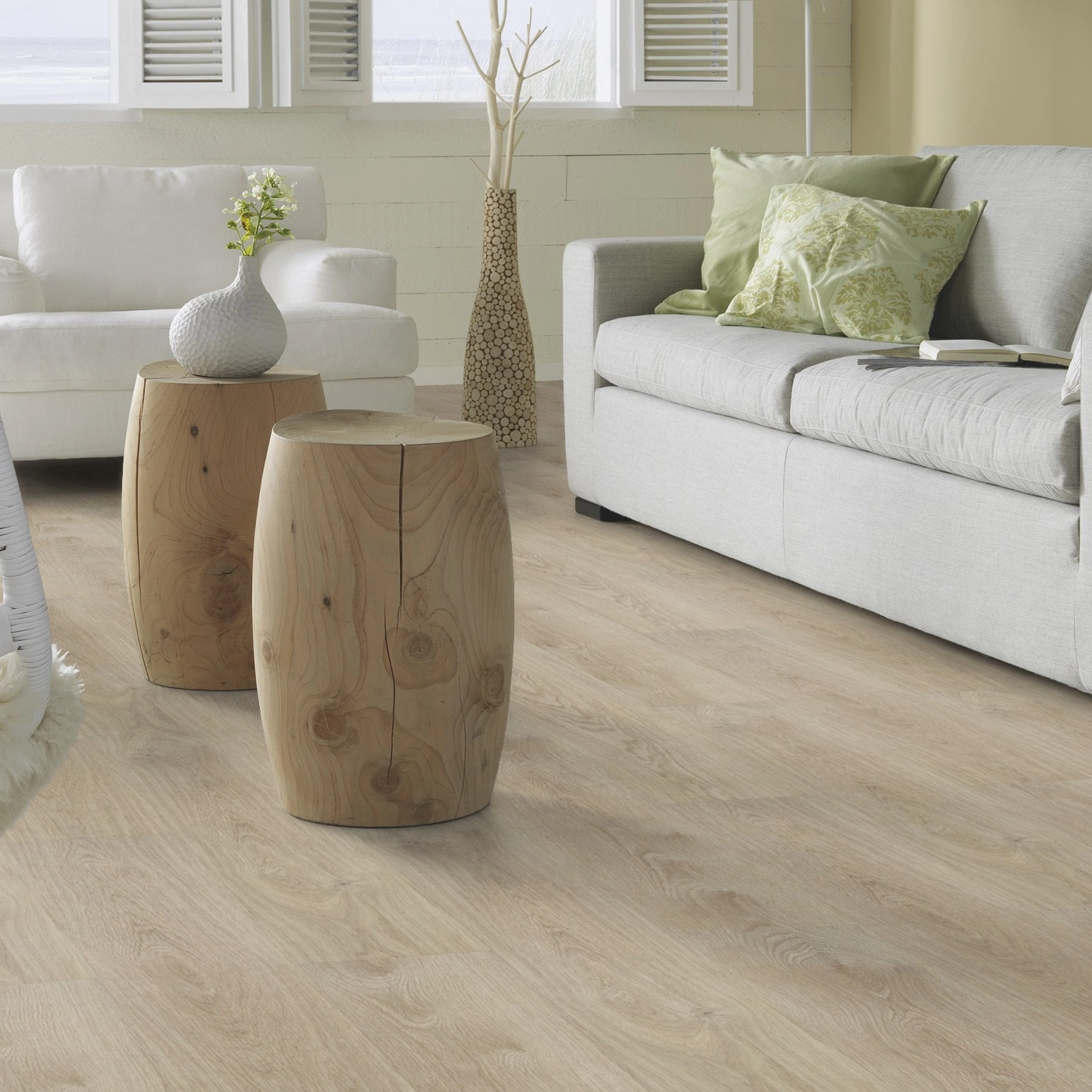 Milieubild Modernes, freundliches Wohnzimmer mit Sofa - Forbo Flooring Klick-Vinyl Enduro Click Decibel 0.55 Washed Oak Milieubild Modernes, freundliches Wohnzimmer mit Sofa - Forbo Flooring 253435