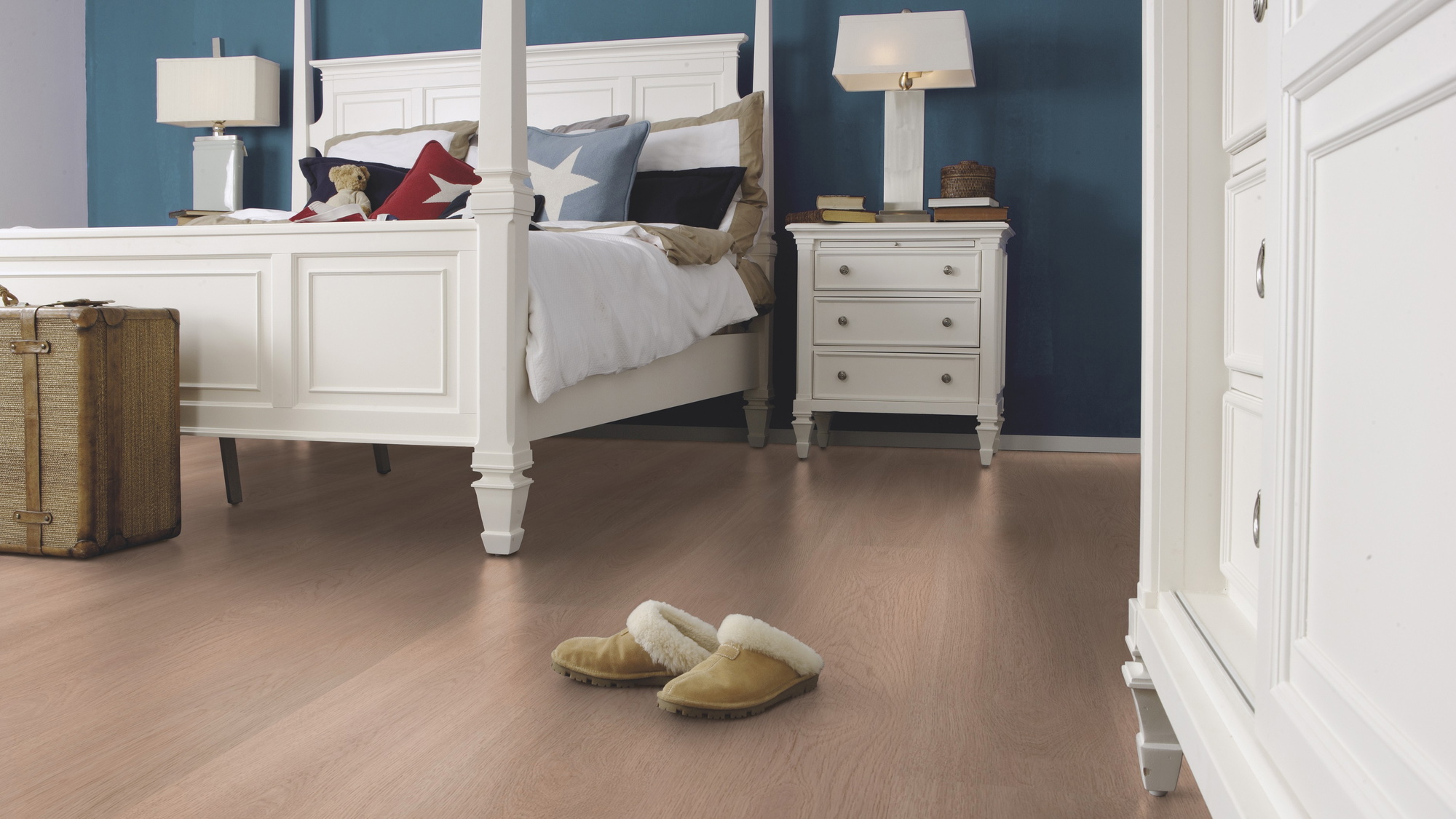 Milieubild Schlafzimmer im Landhaus-Stil - wineo Klick-Bioboden PURLINE wineo 1000 wood XL Calm Oak Shell Milieubild Schlafzimmer im Landhaus-Stil - wineo PLC306R