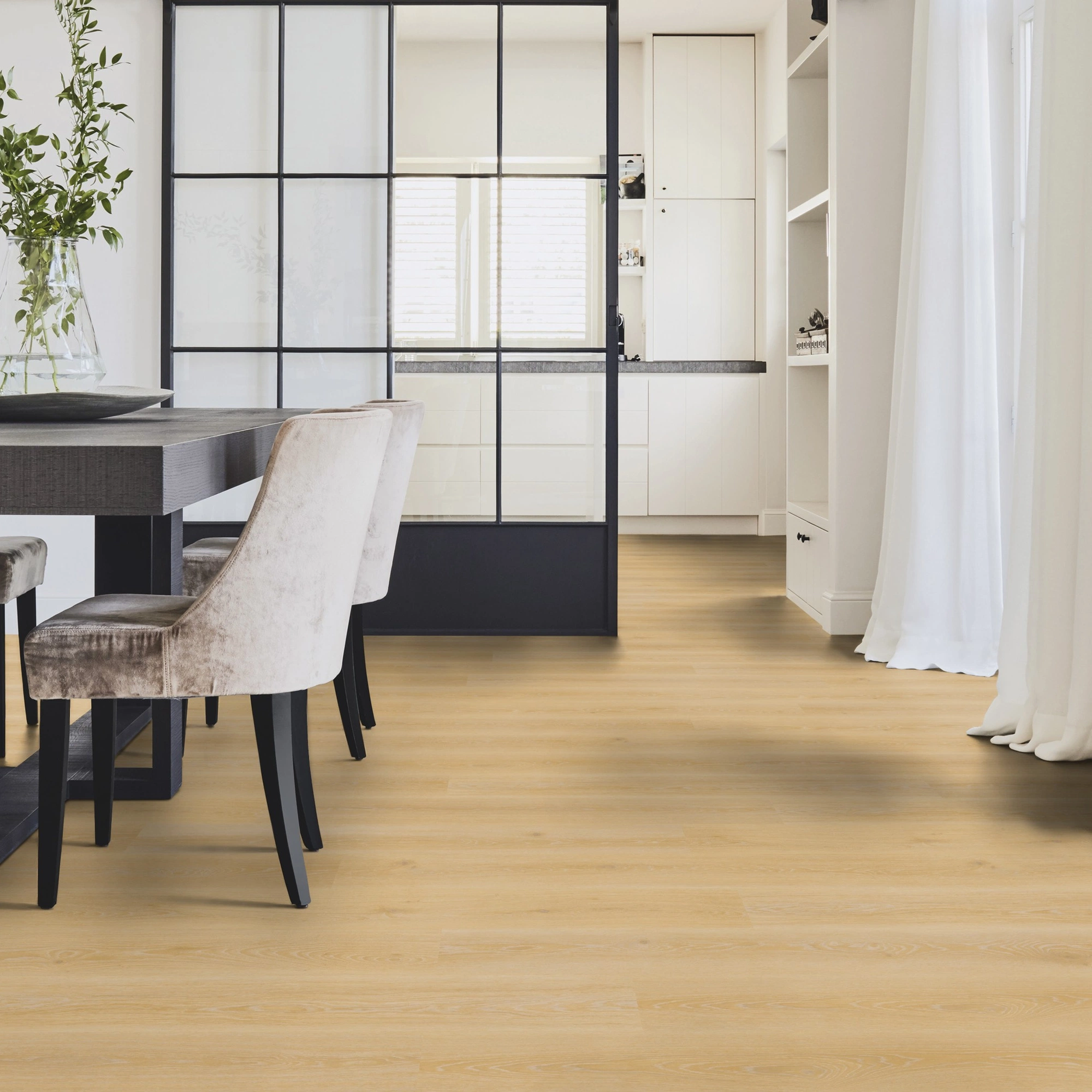 Milieubild Modernes Esszimmer mit Glas-Schiebetür - Tarkett Klebe-Vinyl Essence 55 Tribe Oak Light Natural Milieubild Modernes Esszimmer mit Glas-Schiebetür - Tarkett 260053007