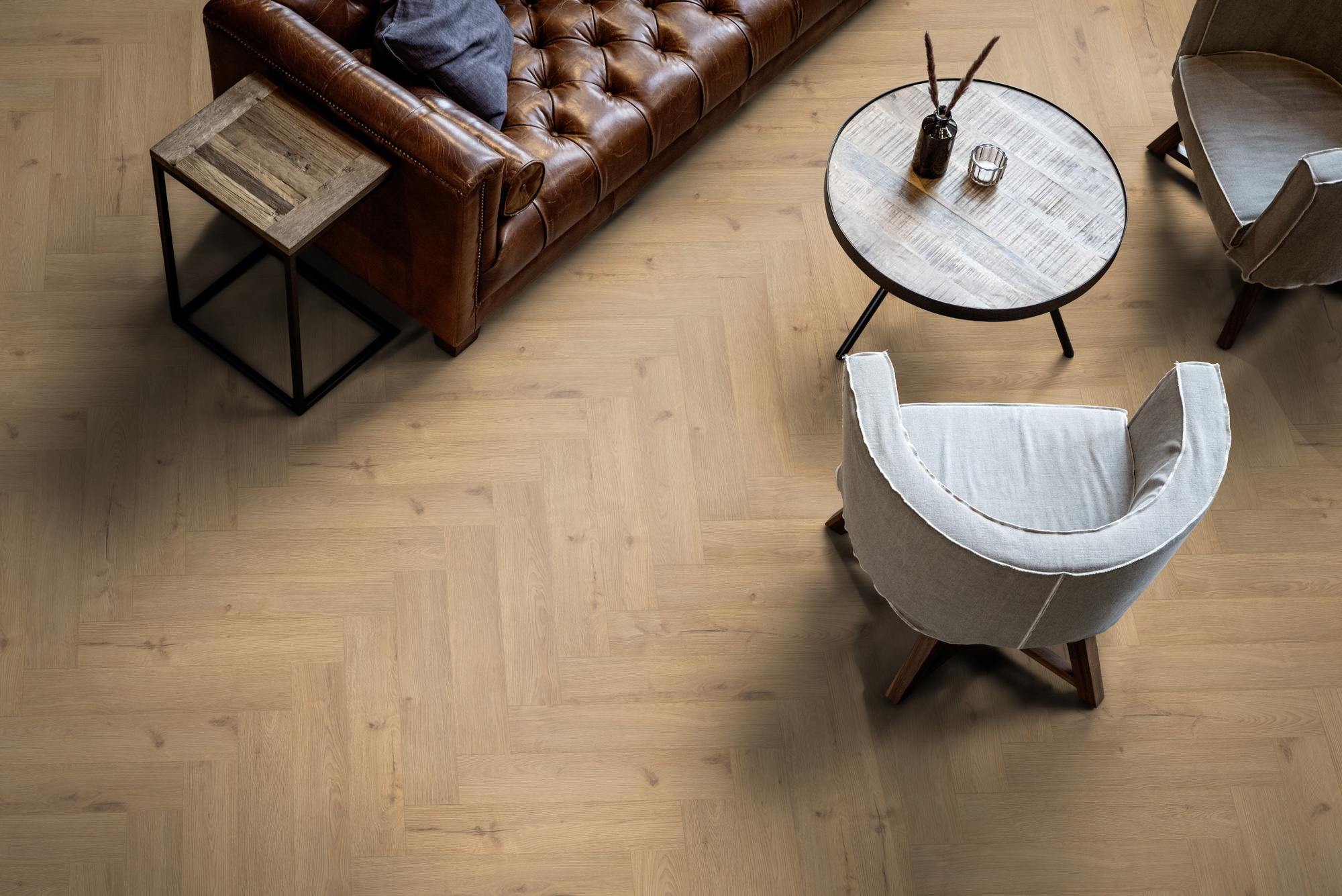Milieubild Wohnzimmer mit Ledersofa - Blick von oben - ter Hürne Laminat Herringbone Edition Eiche Patio Milieubild Wohnzimmer mit Ledersofa - Blick von oben - ter Hürne 1101021854