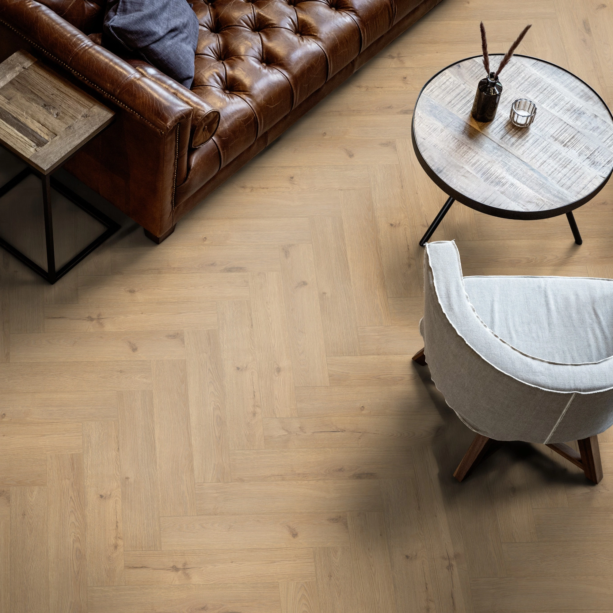 Milieubild Wohnzimmer mit Ledersofa - Blick von oben - ter Hürne Laminat Herringbone Edition Eiche Patio Milieubild Wohnzimmer mit Ledersofa - Blick von oben - ter Hürne 1101021854