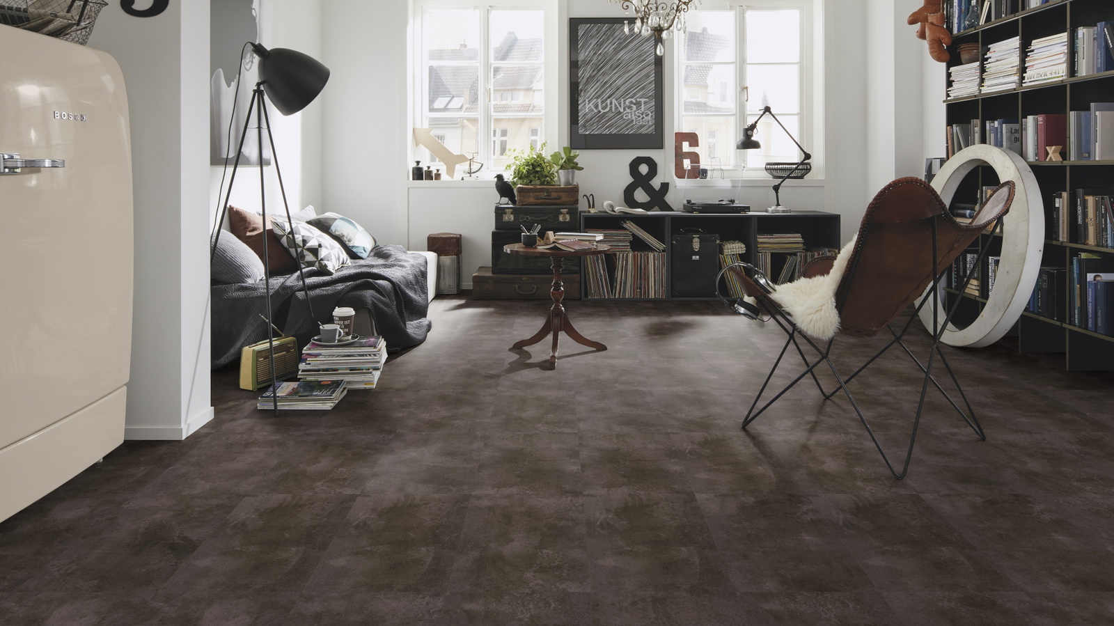 Milieubild Kompaktes Wohnzimmer mit Bücherregal - wineo PL320R