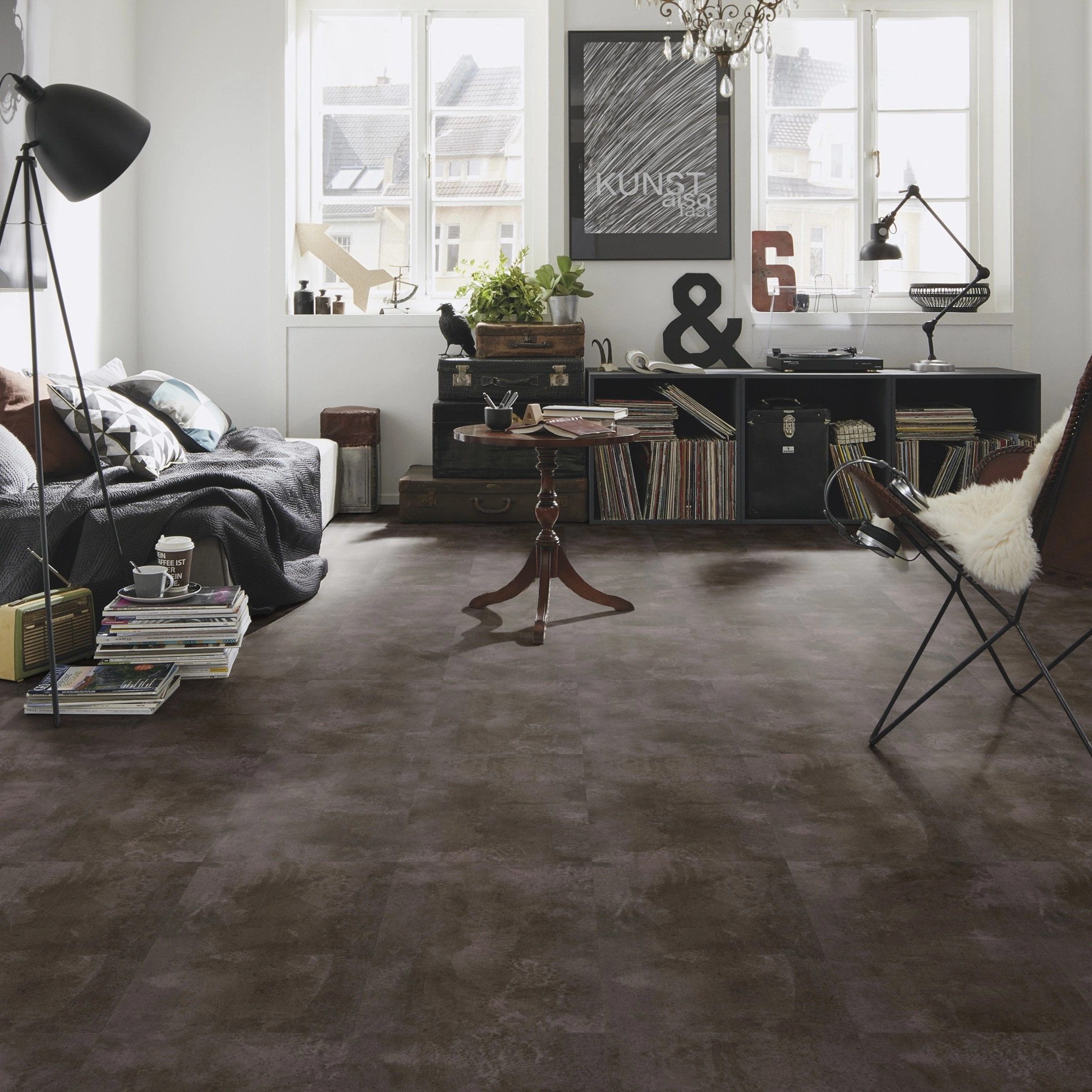Milieubild Kompaktes Wohnzimmer mit Bücherregal - wineo Klebe-Bioboden PURLINE wineo 1000 stone L Urban Concrete Dark Milieubild Kompaktes Wohnzimmer mit Bücherregal - wineo PL320R