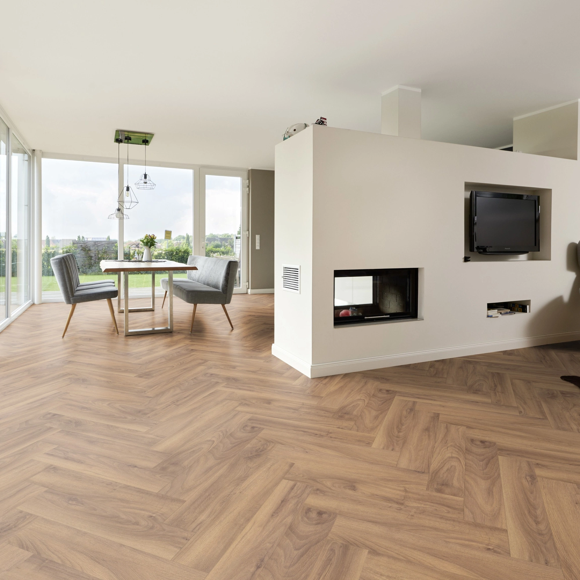 Milieubild Wohnzimmer mit Essbereich und Kamin - ter Hürne Laminat Herringbone Edition Eiche Cottage Milieubild Wohnzimmer mit Essbereich und Kamin - ter Hürne 1101021855