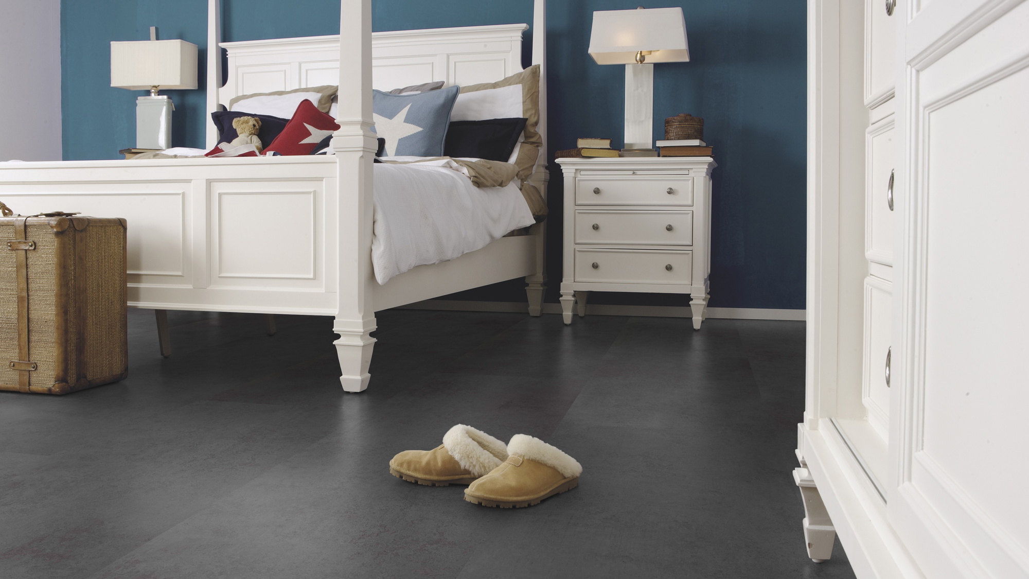 Milieubild Schlafzimmer im Landhaus-Stil - wineo Klebe-Bioboden PURLINE wineo 1500 stone XL Portland Concrete Dark Milieubild Schlafzimmer im Landhaus-Stil - wineo PL15406SXL