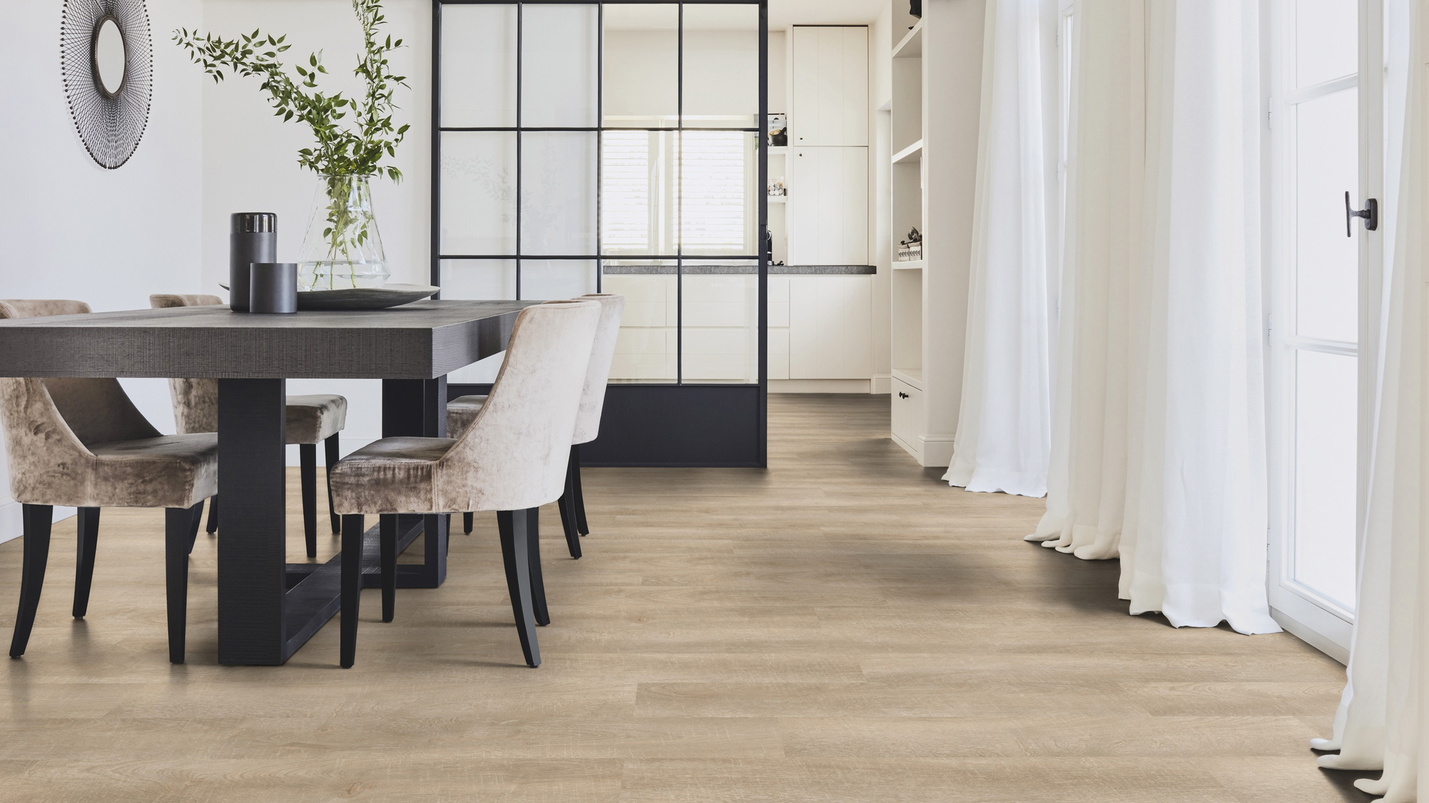 Milieubild Modernes Esszimmer mit Glas-Schiebetür - Tarkett 24524007
