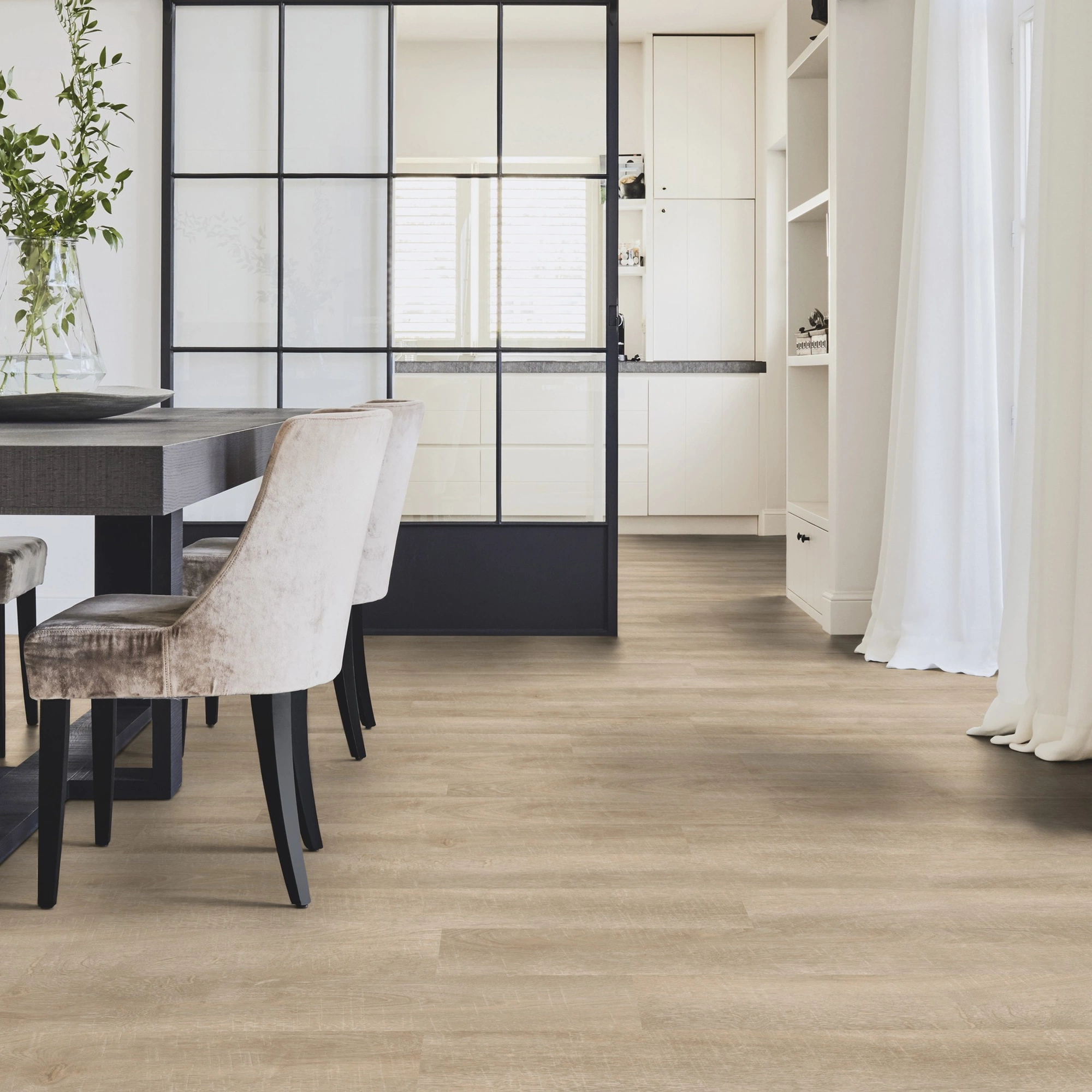 Milieubild Modernes Esszimmer mit Glas-Schiebetür - Tarkett Klebe-Vinyl iD Inspiration 30 CLASSICS Antik Oak Beige Milieubild Modernes Esszimmer mit Glas-Schiebetür - Tarkett 24524007