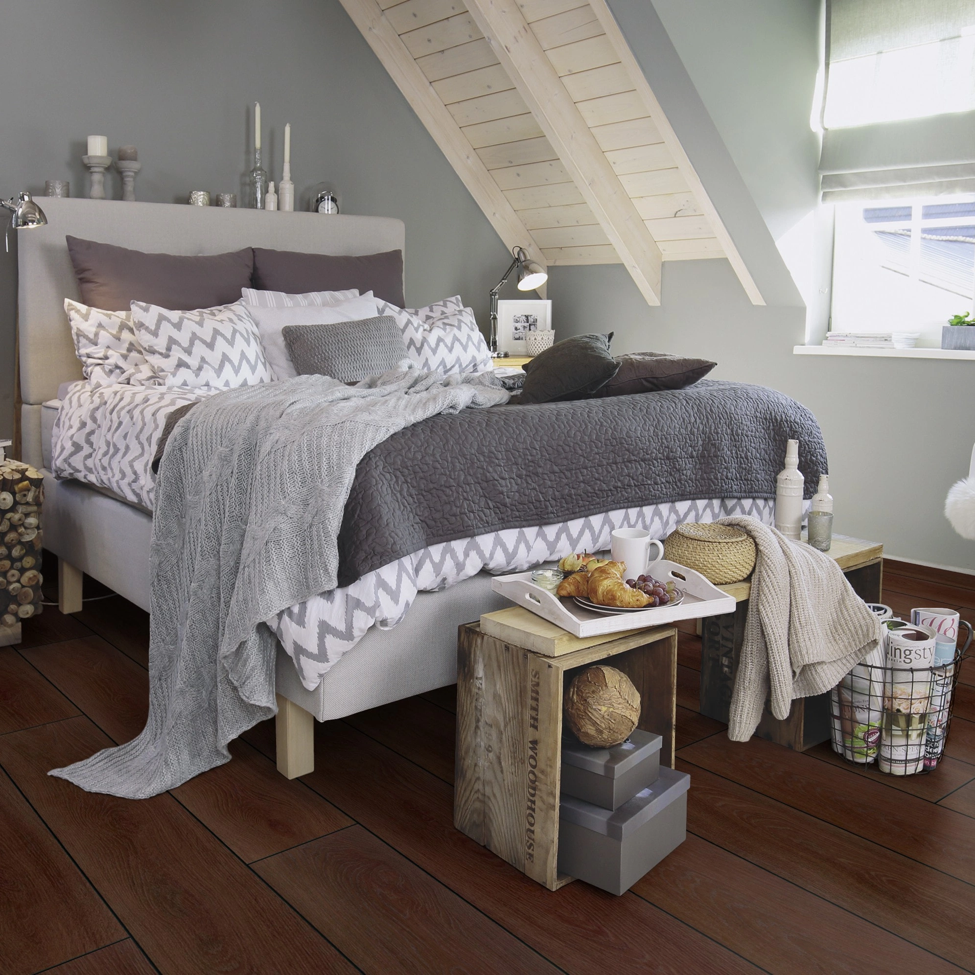 Milieubild Schlafzimmer im modernen Dachgeschoss - wineo HDF Klick-Bioboden PURLINE wineo 1000 wood XL Calm Oak Mocca Milieubild Schlafzimmer im modernen Dachgeschoss - wineo MLP307R