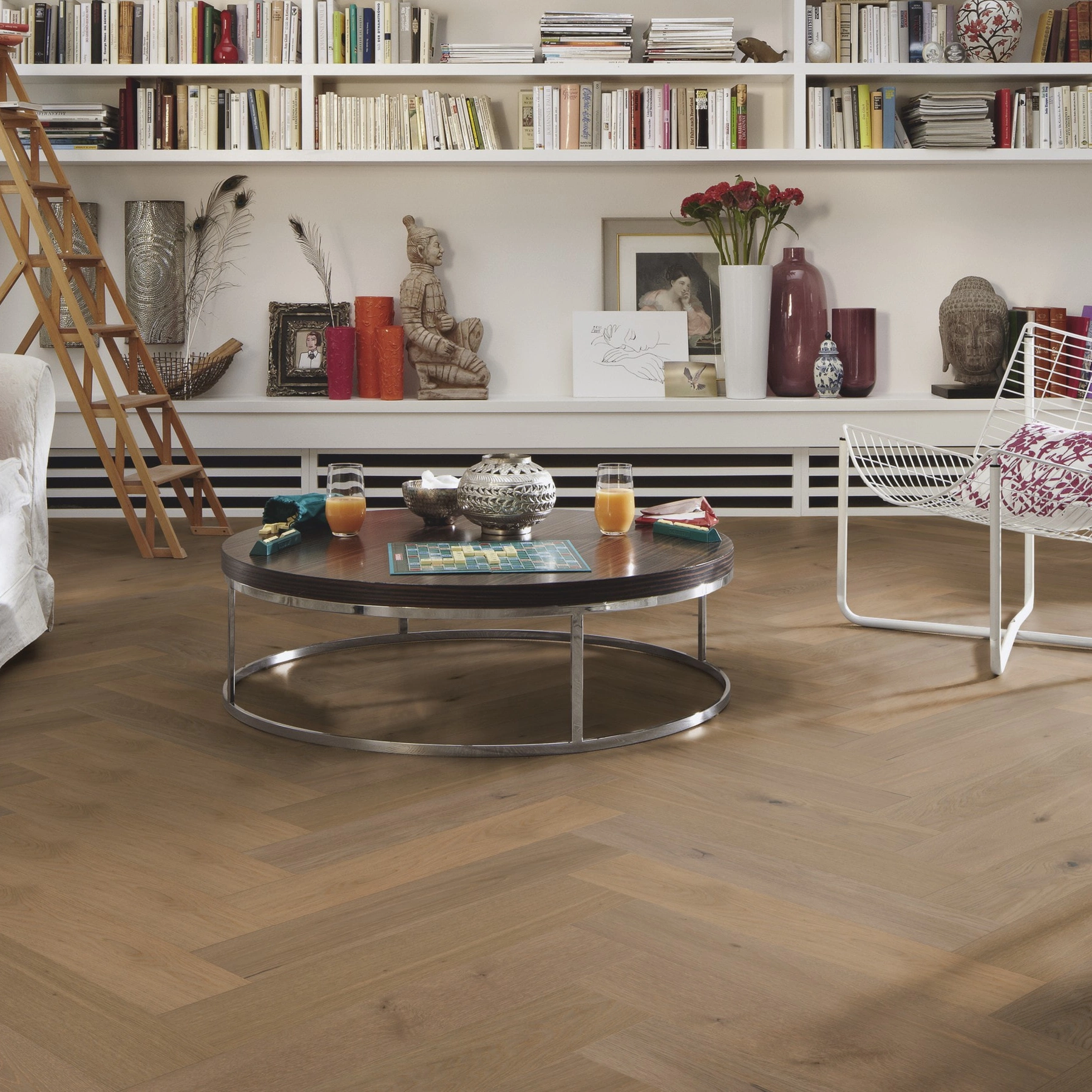 Milieubild Wohnzimmer mit großem Bücherregal - MEISTER Holzboden HS 500 Lindura Eiche classic greige Milieubild Wohnzimmer mit großem Bücherregal - MEISTER 500010-0700140-08931