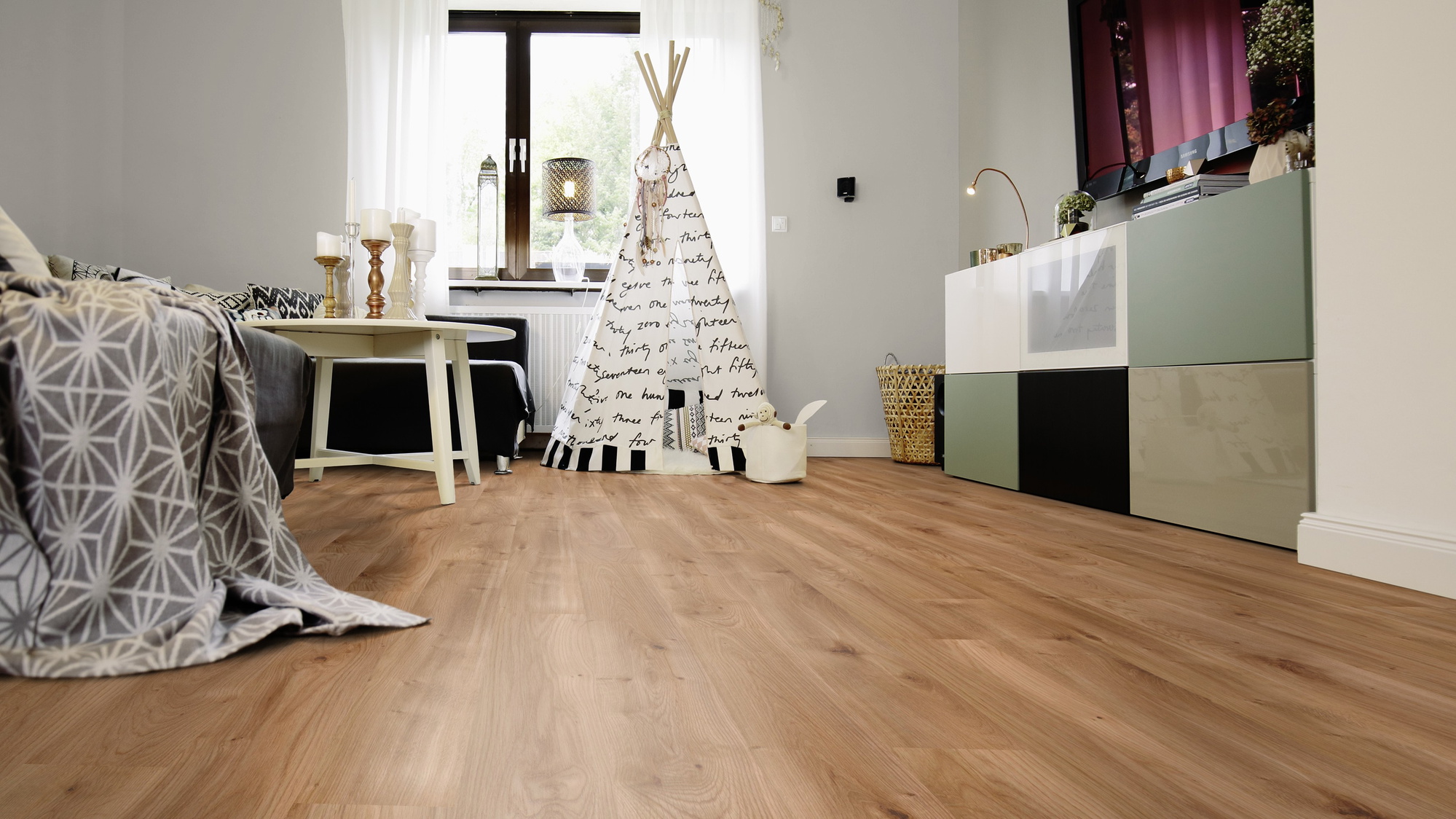 Milieubild Wohnzimmer mit Sideboard und Fernseher - wineo Klick-Bioboden PURLINE wineo 1000 wood L Intensive Oak Caramel Milieubild Wohnzimmer mit Sideboard und Fernseher - wineo PLC300R