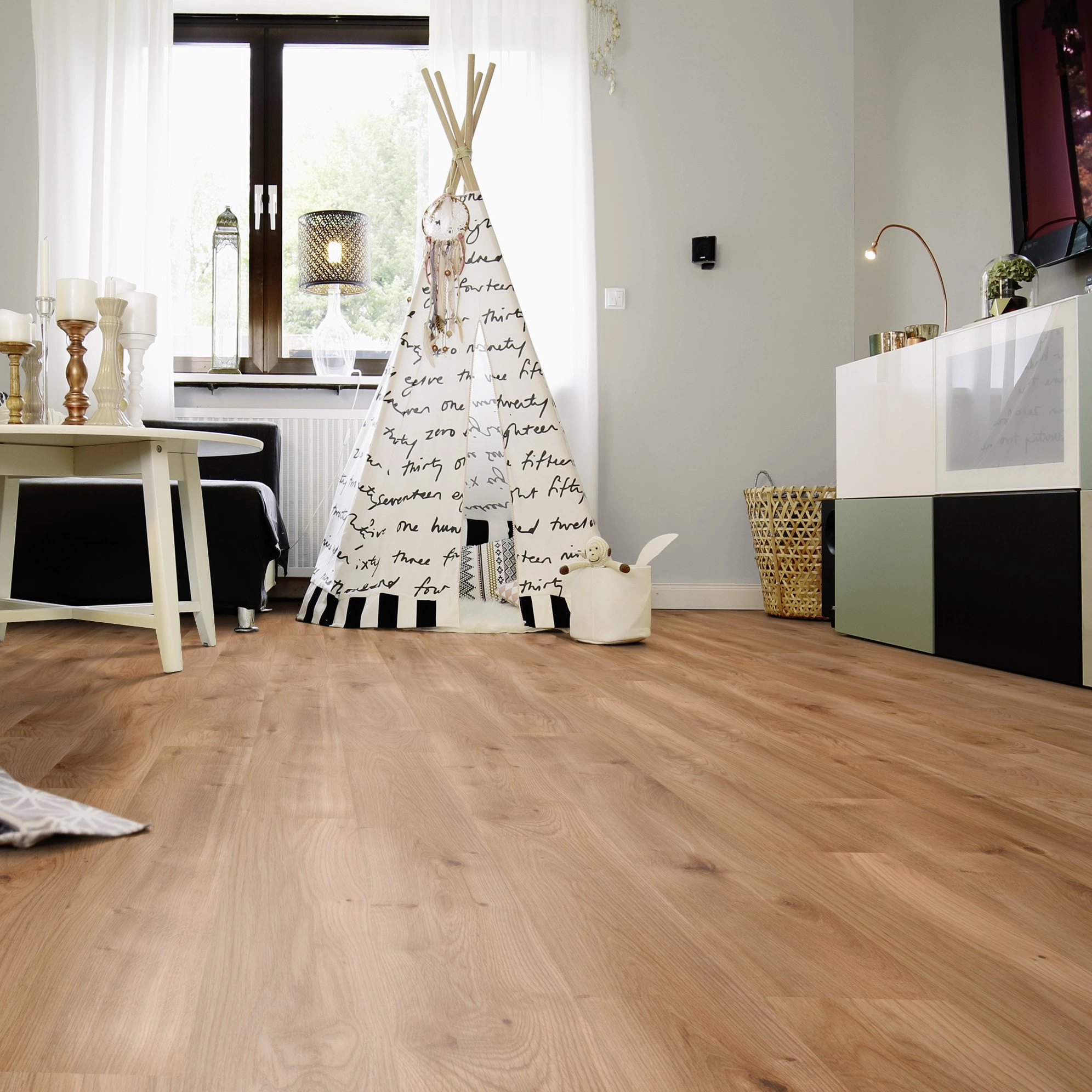 Milieubild Wohnzimmer mit Sideboard und Fernseher - wineo Klick-Bioboden PURLINE wineo 1000 wood L Intensive Oak Caramel Milieubild Wohnzimmer mit Sideboard und Fernseher - wineo PLC300R