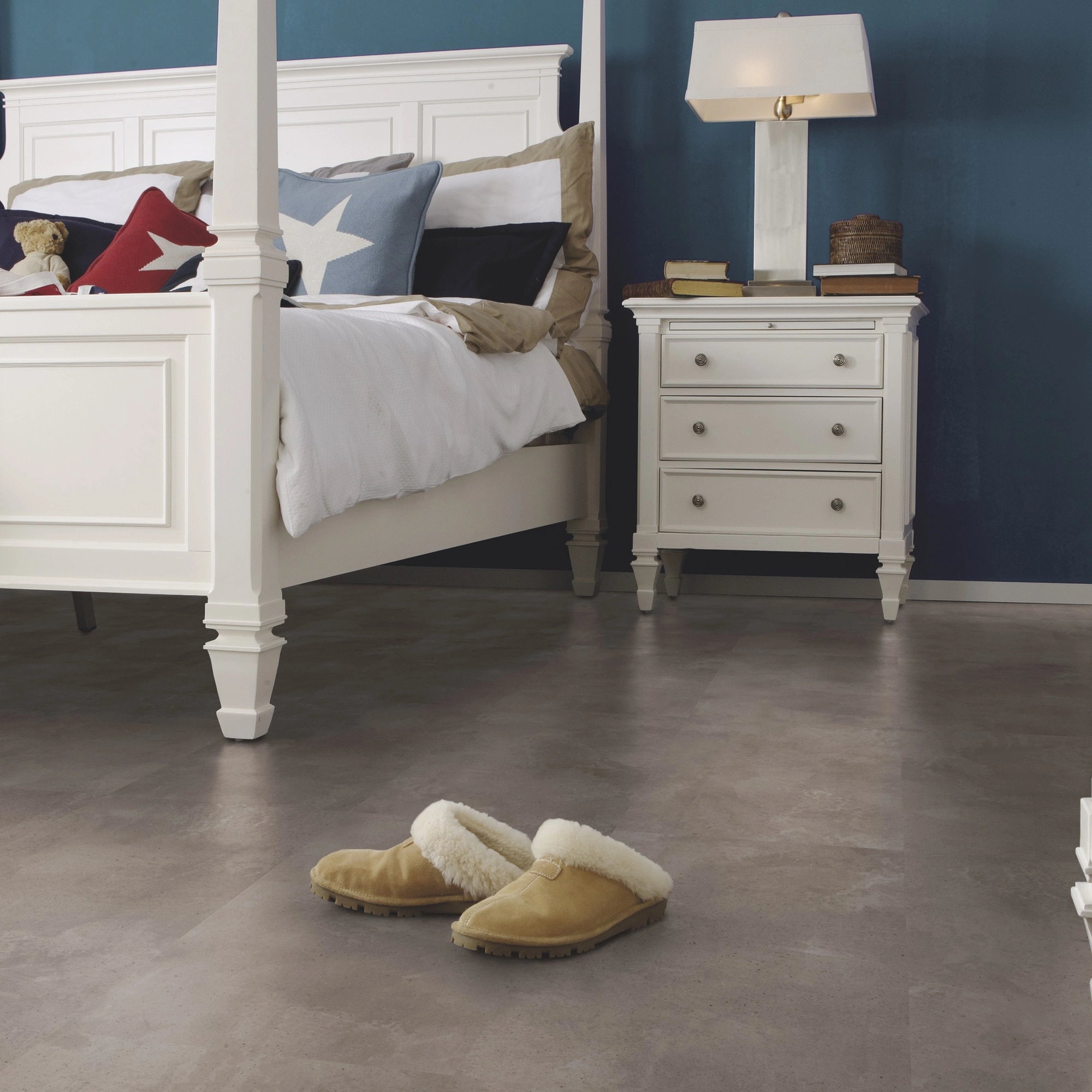 Milieubild Schlafzimmer im Landhaus-Stil - wineo Klebe-Bioboden PURLINE wineo 1000 stone L Urban Concrete Smoke Milieubild Schlafzimmer im Landhaus-Stil - wineo PL318R