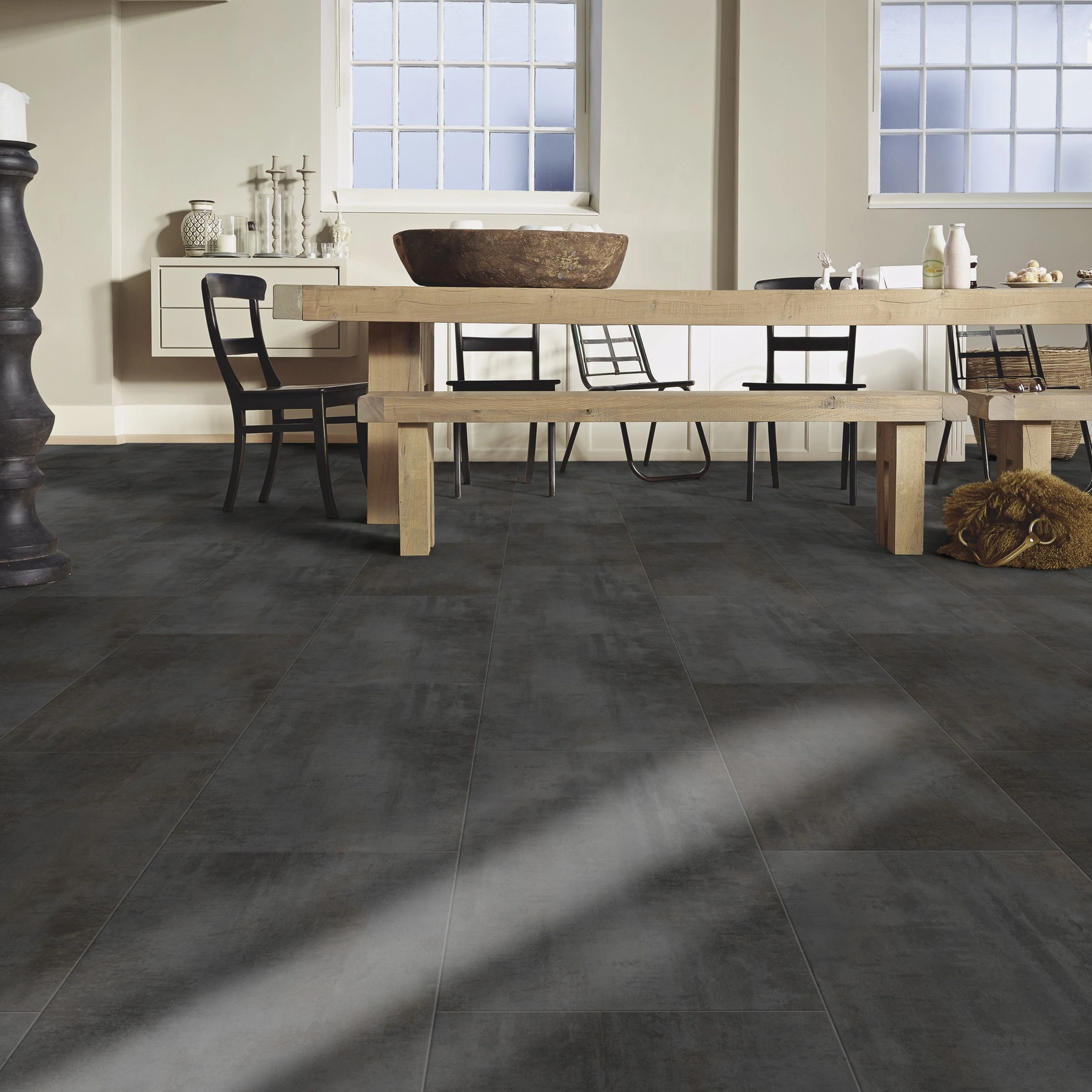 Milieubild Esszimmer mit großem Tisch - MEISTER Laminat LB 150 Copper Iron Milieubild Esszimmer mit großem Tisch - MEISTER 600003-0857398-06857