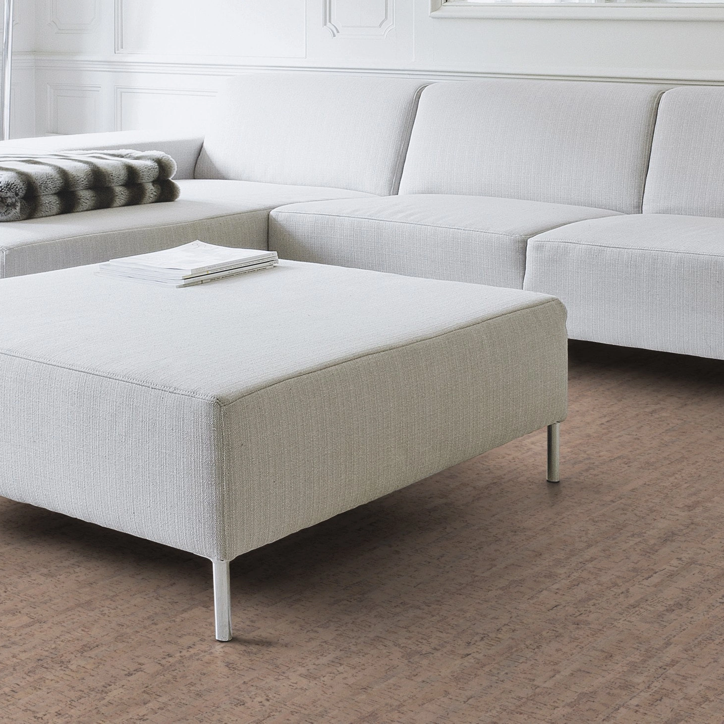 Milieubild Wohnzimmer mit Couch - Nahansicht - Wicanders Wise HDF Klick-Korkboden cork Go Gloomy Milieubild Wohnzimmer mit Couch - Nahansicht - Wicanders Wise 80001285