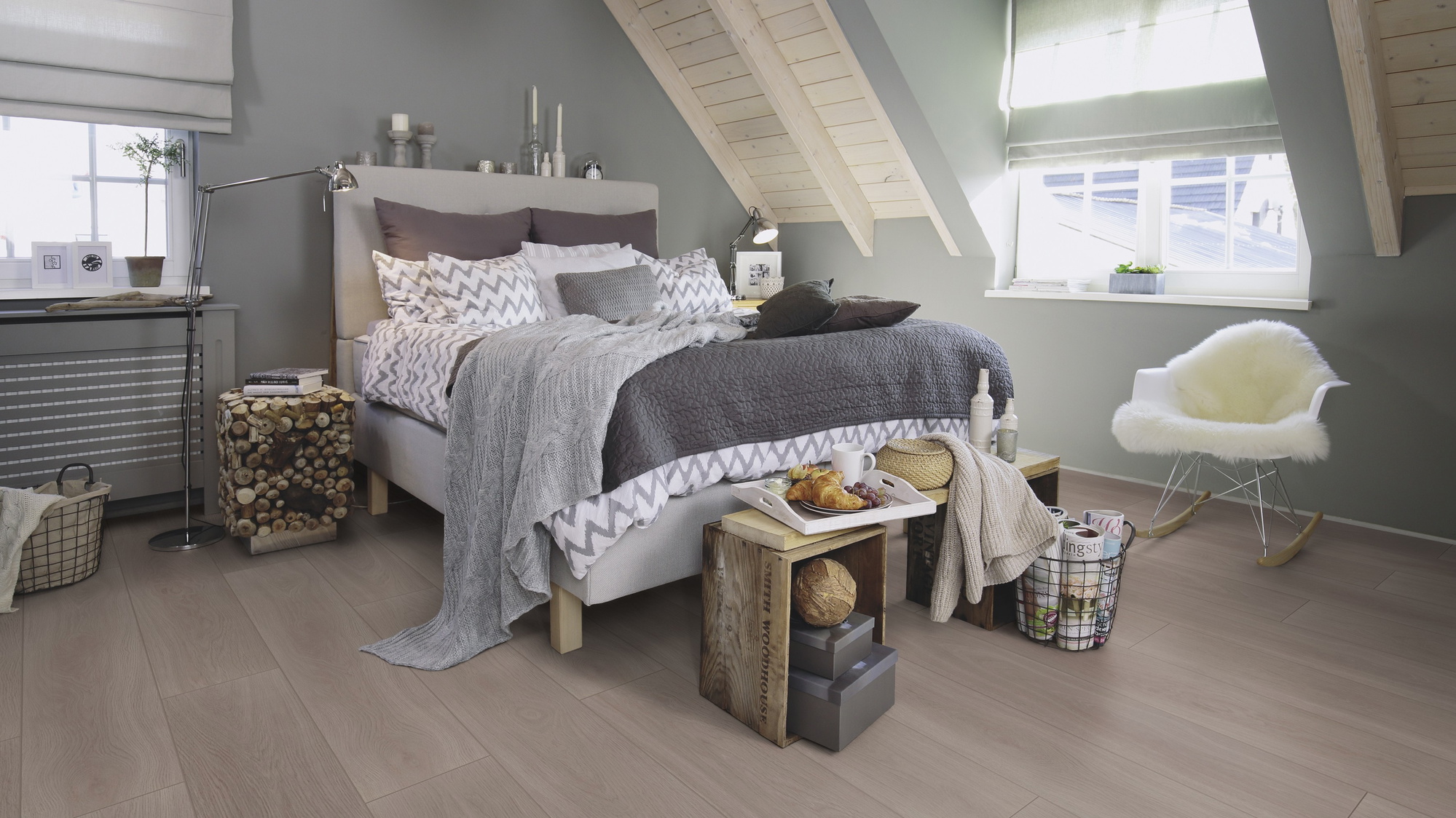 Milieubild Schlafzimmer im modernen Dachgeschoss - wineo Klick-Bioboden PURLINE wineo 1000 wood XL Calm Oak Ash Milieubild Schlafzimmer im modernen Dachgeschoss - wineo PLC308R
