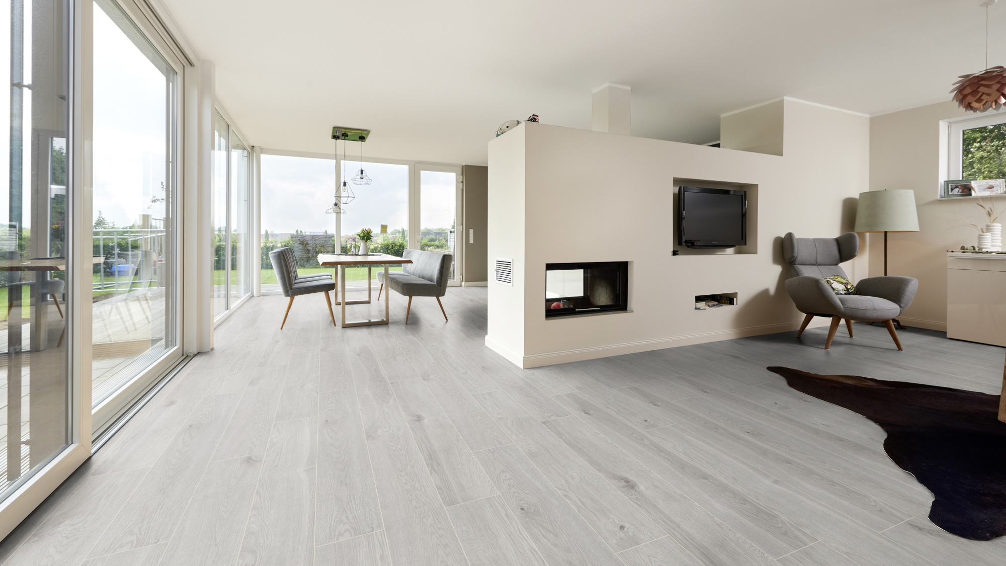 Milieubild Wohnzimmer mit Essbereich und Kamin - ter Hürne Klick-Designboden Dureco Strong Classic Edition Eiche Gotland Milieubild Wohnzimmer mit Essbereich und Kamin - ter Hürne 1101260051