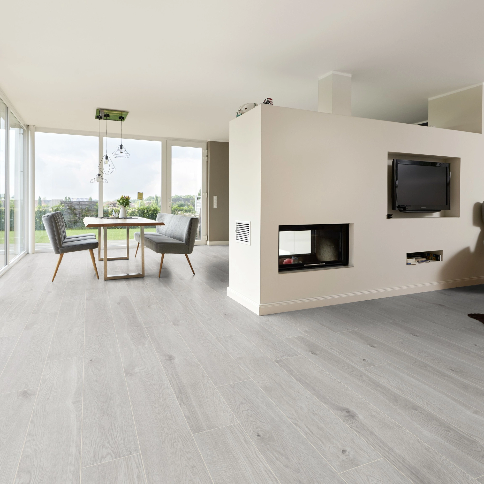 Milieubild Wohnzimmer mit Essbereich und Kamin - ter Hürne Klick-Designboden Dureco Strong Classic Edition Eiche Gotland Milieubild Wohnzimmer mit Essbereich und Kamin - ter Hürne 1101260051