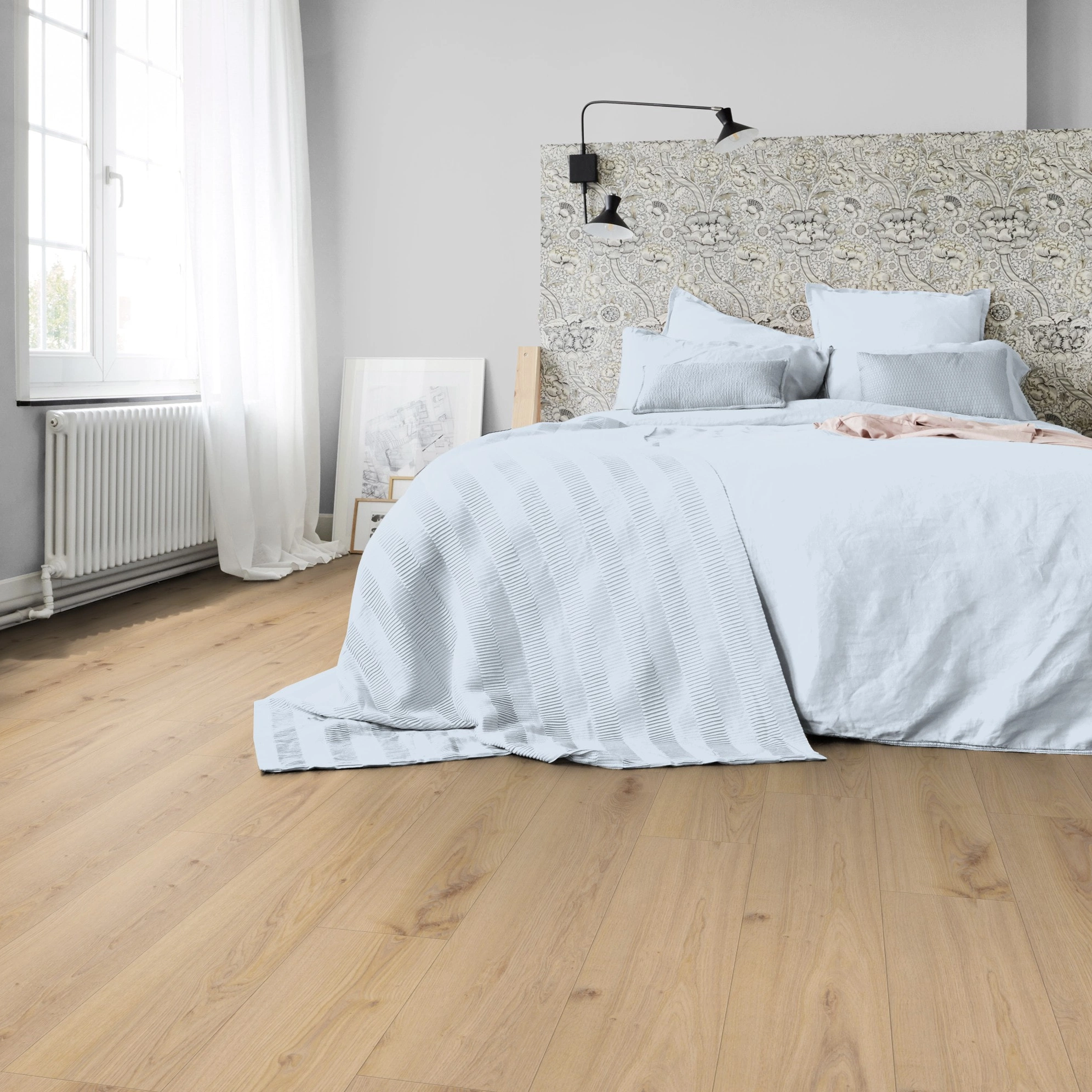 Milieubild Schlafzimmer in Stadtwohnung - Tarkett Klebe-Vinyl Essence 30 Primary Oak Beige Milieubild Schlafzimmer in Stadtwohnung - Tarkett 260055003