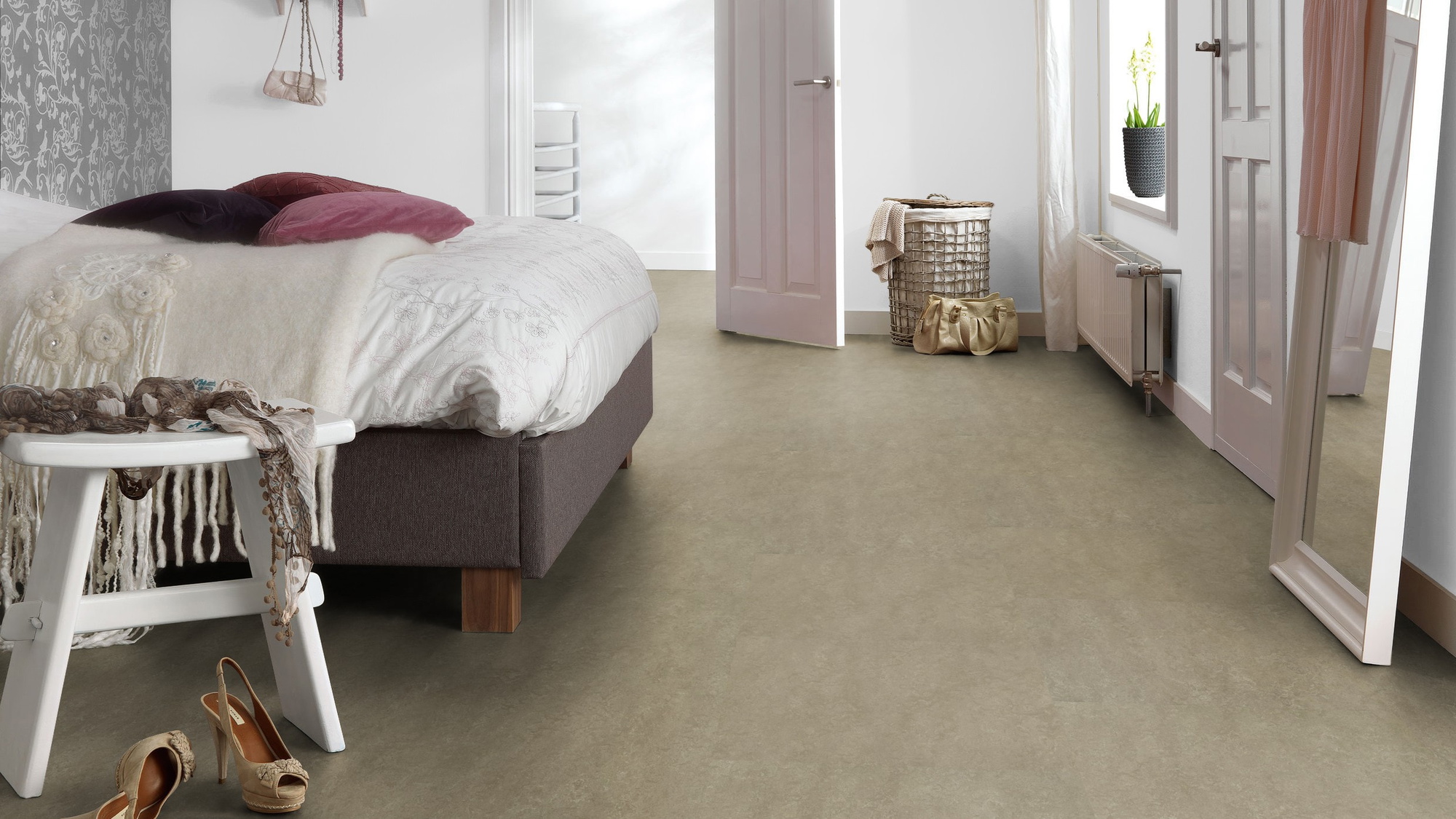 Milieubild Schlafzimmer mit Hocker - Forbo Flooring Marmoleum Modular Neutral Sparrow Milieubild Schlafzimmer mit Hocker - Forbo Flooring 255284